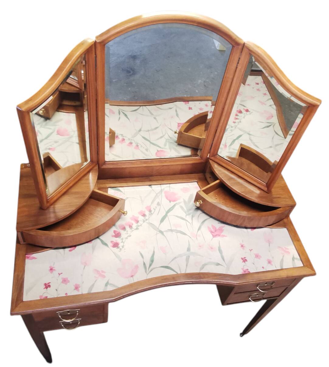 Dressing table with a triptych mirror