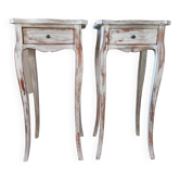 Paire de tables de chevet patinées