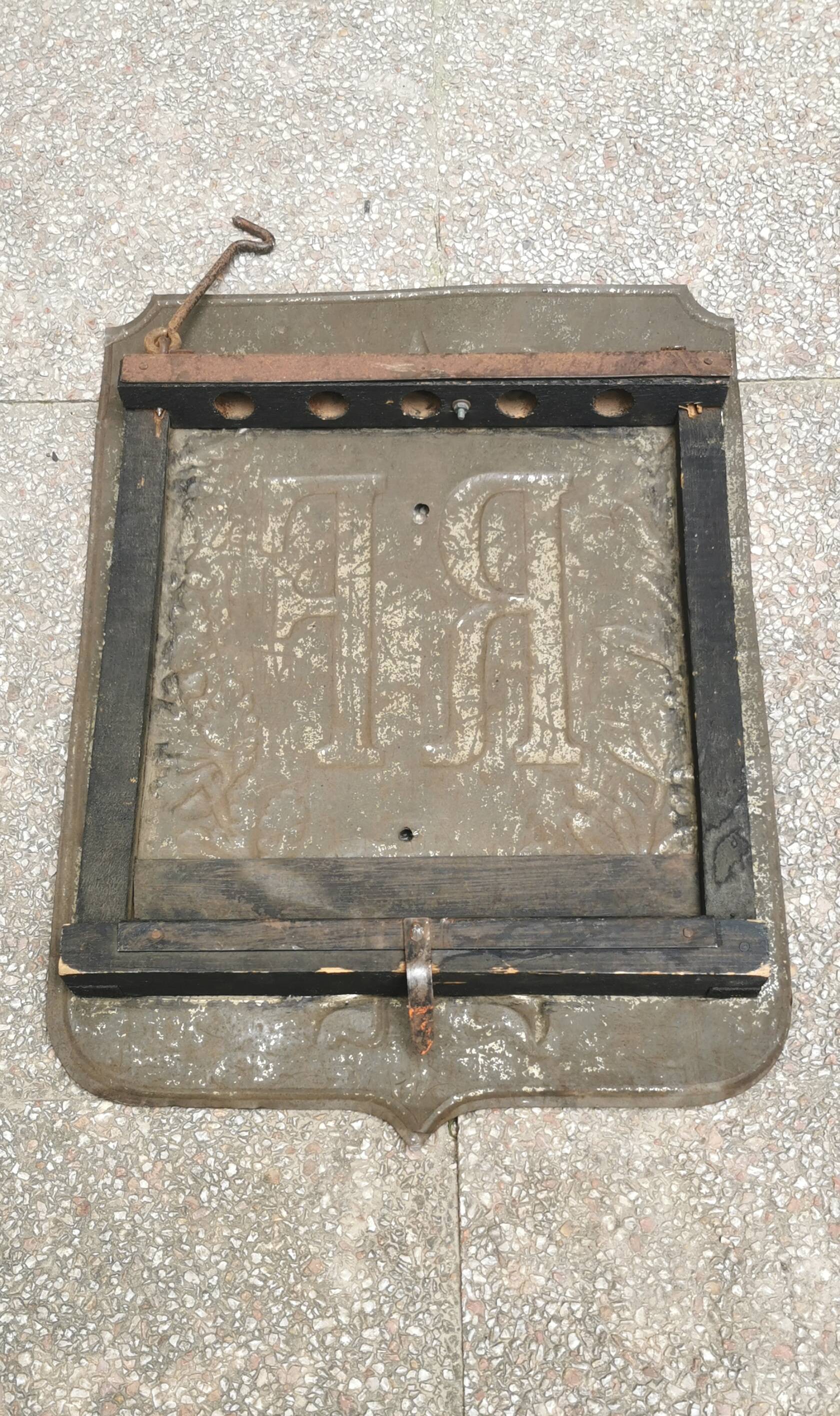 Plate carries flags of Mary French Republic