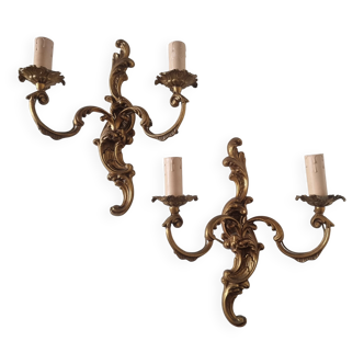 Paire de bougeoirs en bronze de style Louis XV, modèle Raphaël