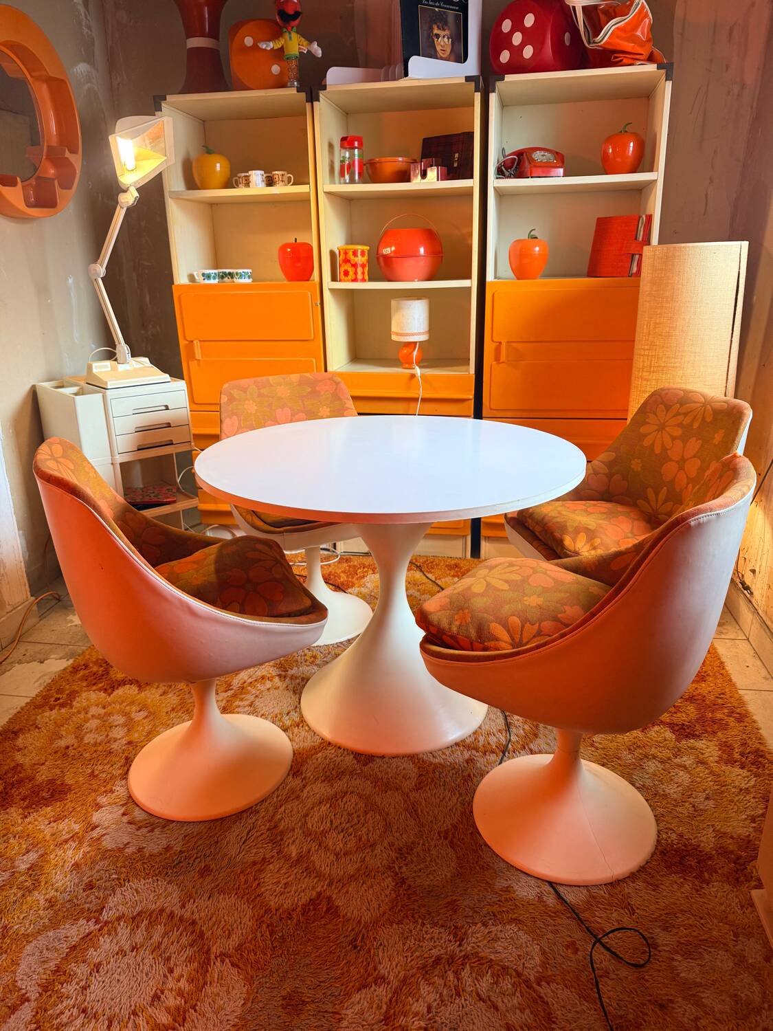 Table and tulip leg chair, vintage space age from the 70s.