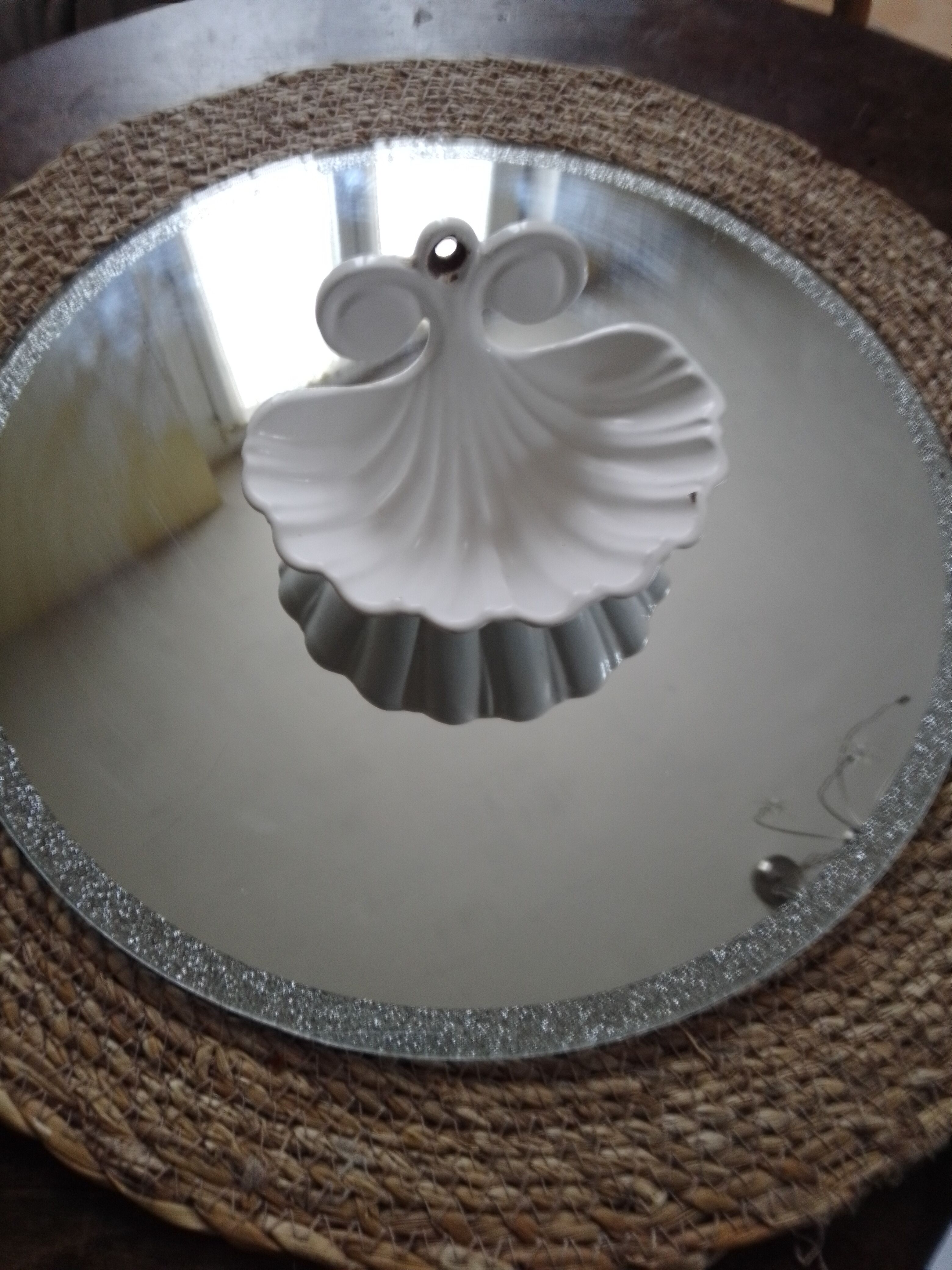 Enamelled cast iron soap dish