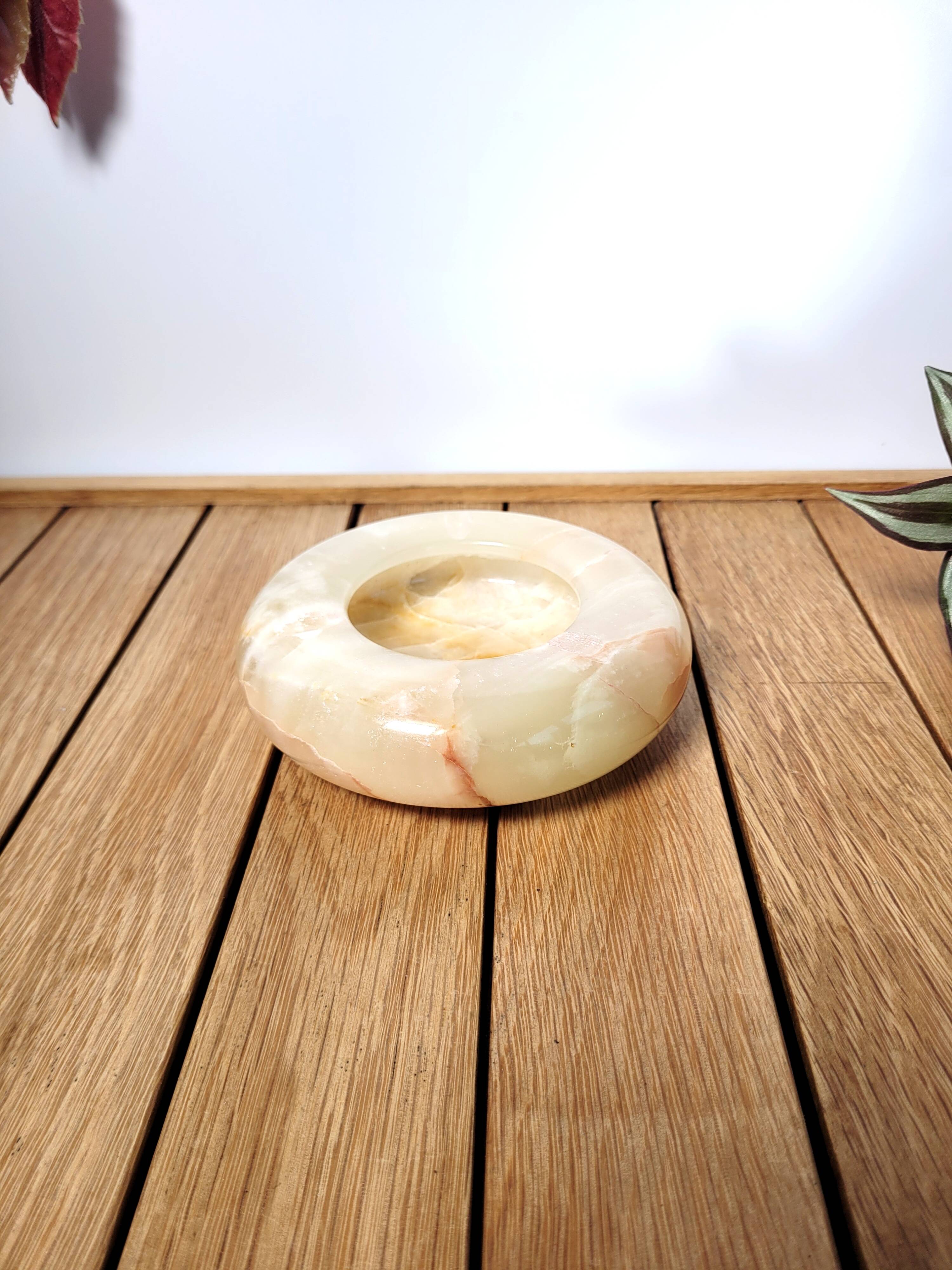 Ashtray or empty pocket in cream onyx stone