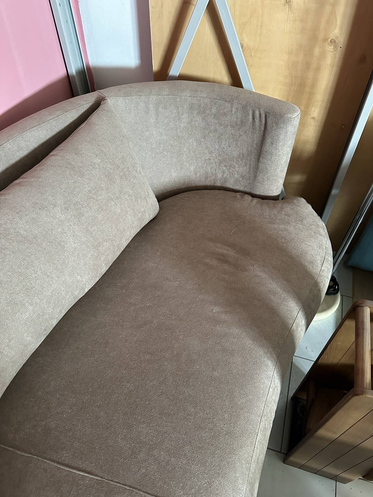 Vintage curved sofa in brown fabric – Italian design from the 1970s modernism