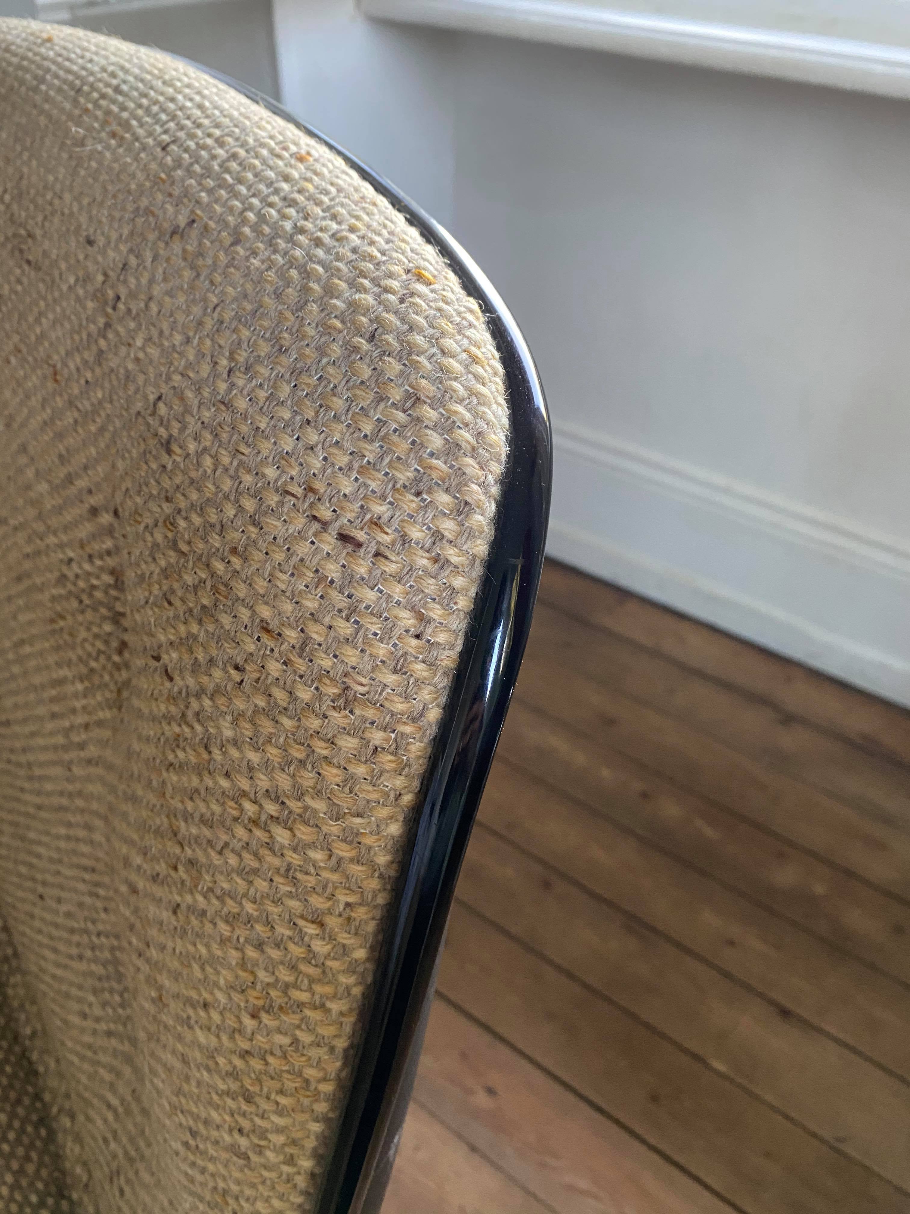 Fauteuil design en plastique, chrome et matière naturelle 60s 70s