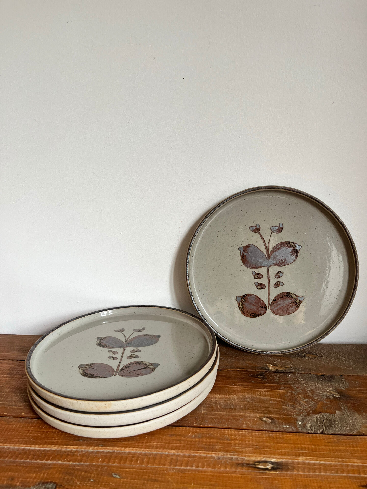 4 assiettes à dessert en grès