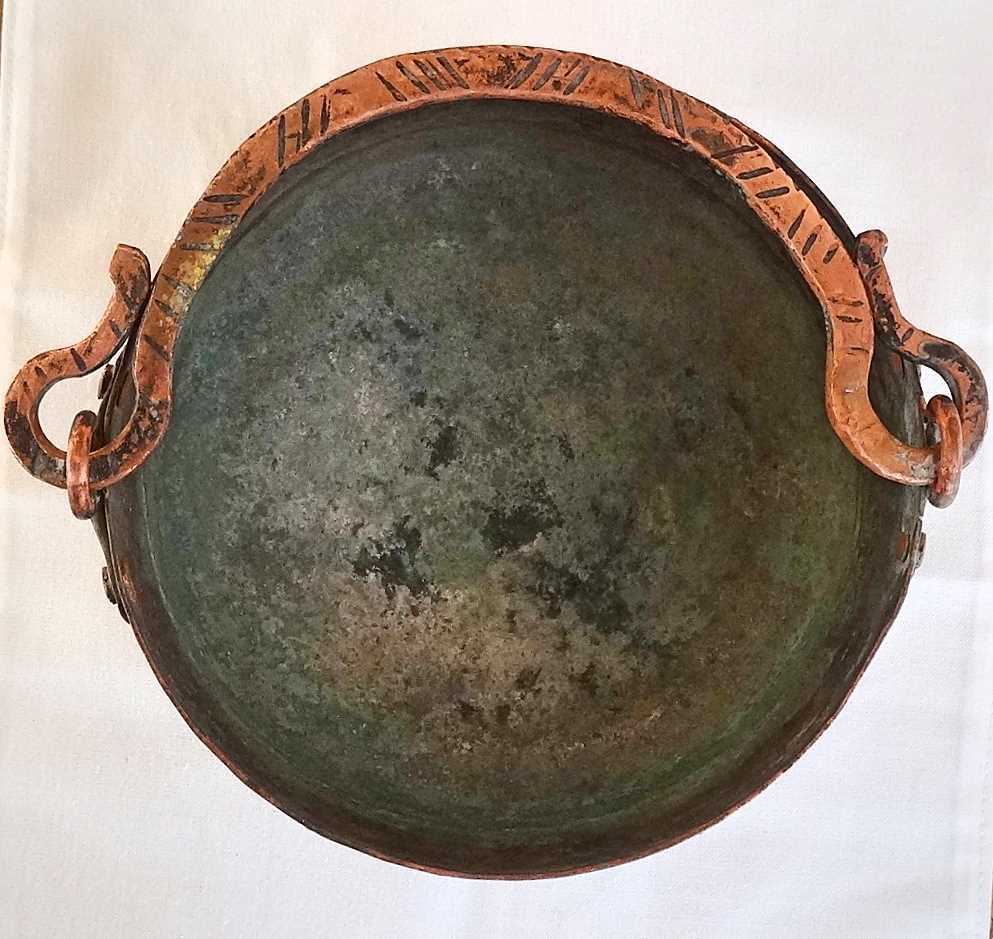 Red copper pot cover on piedouche