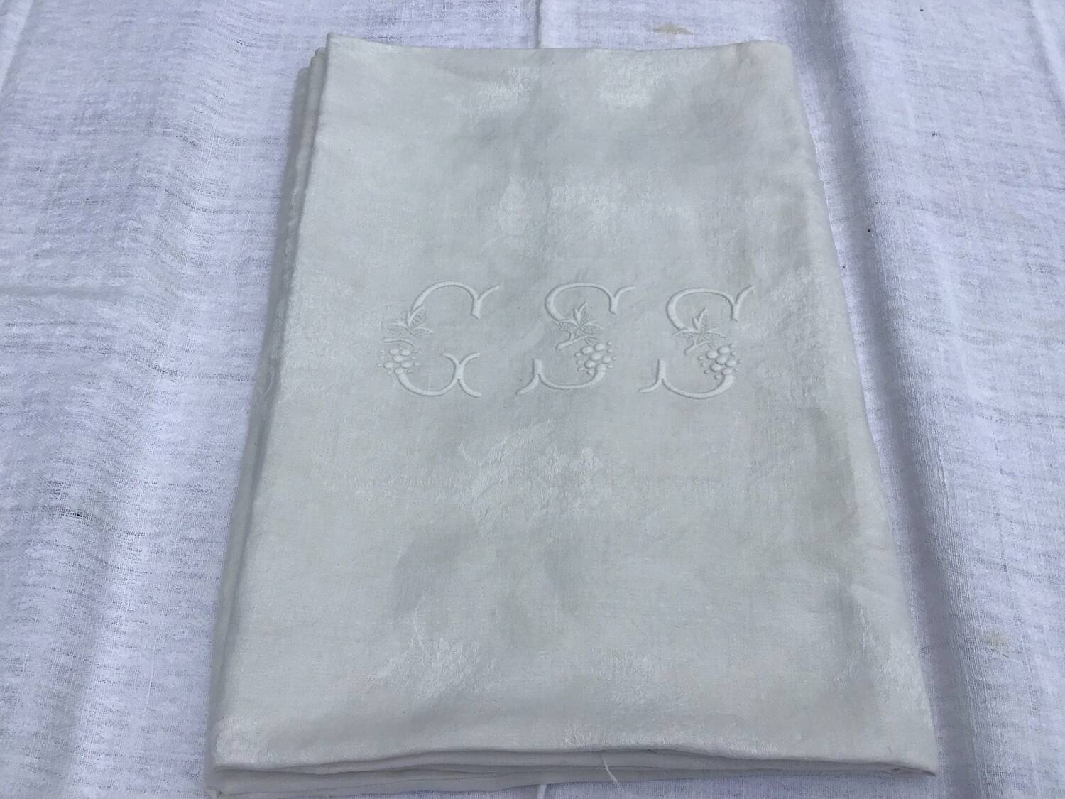 Nappe vintage blanche aux lilas, monogrammée  GSS