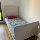 Lit ancien bois une place rose pale