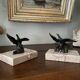Paire de serre- livres en marbre et oiseaux en bronze