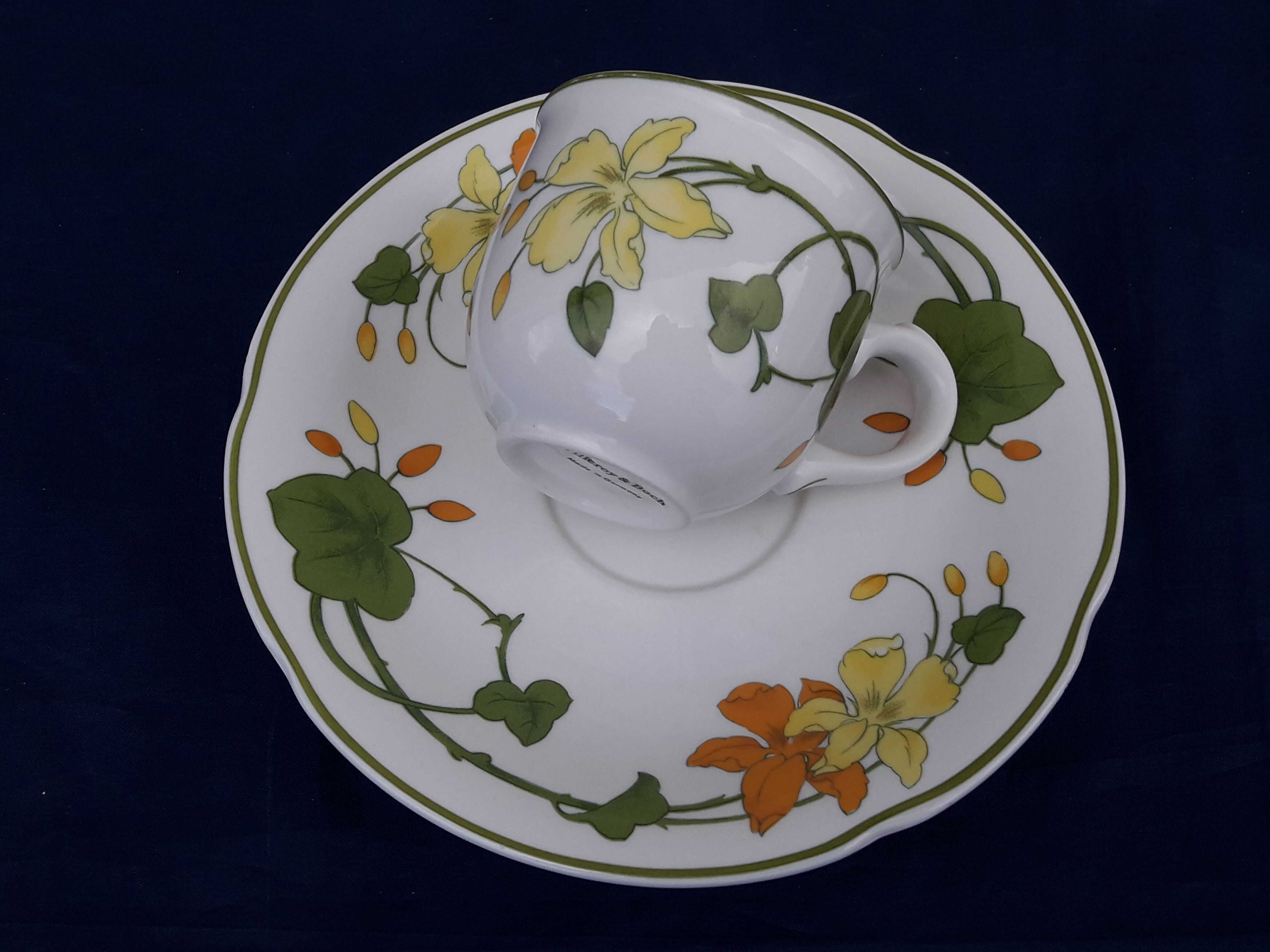 2 coffee cups with Villeroy saucer - Boch model Geranium diam 7 cm