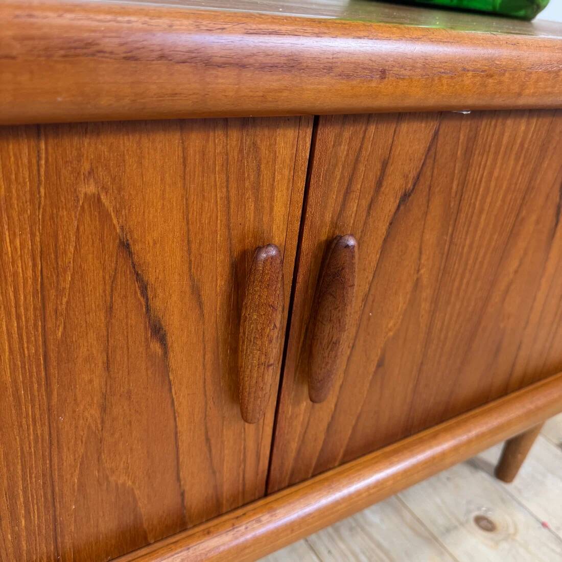Sideboard bas Dyrlund avec portes escamotables en teck, Danemark 1960