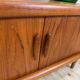 Sideboard bas Dyrlund avec portes escamotables en teck, Danemark 1960
