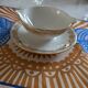 Saucière en porcelaine blanche et dorée