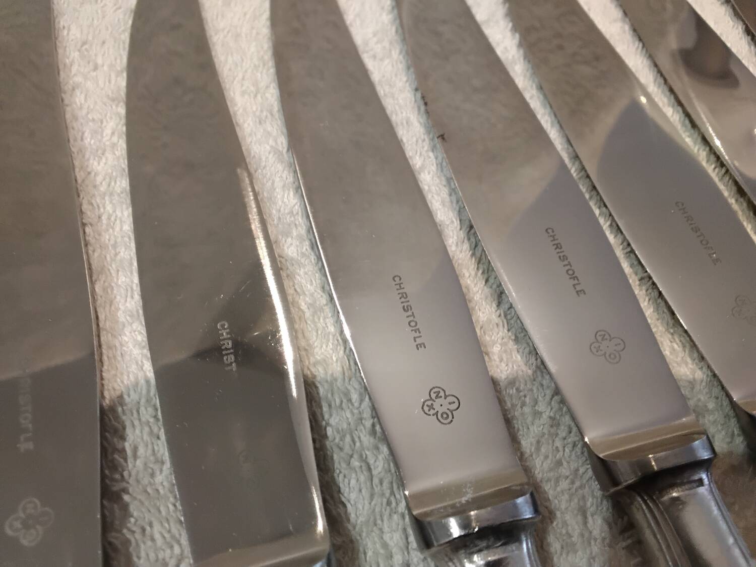 12 silver-plated metal table knives by Christofle Albatros, 24.7 cm.