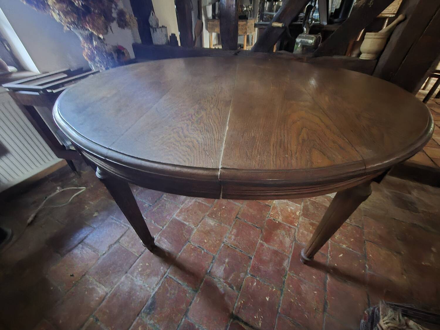 Extendable oval table