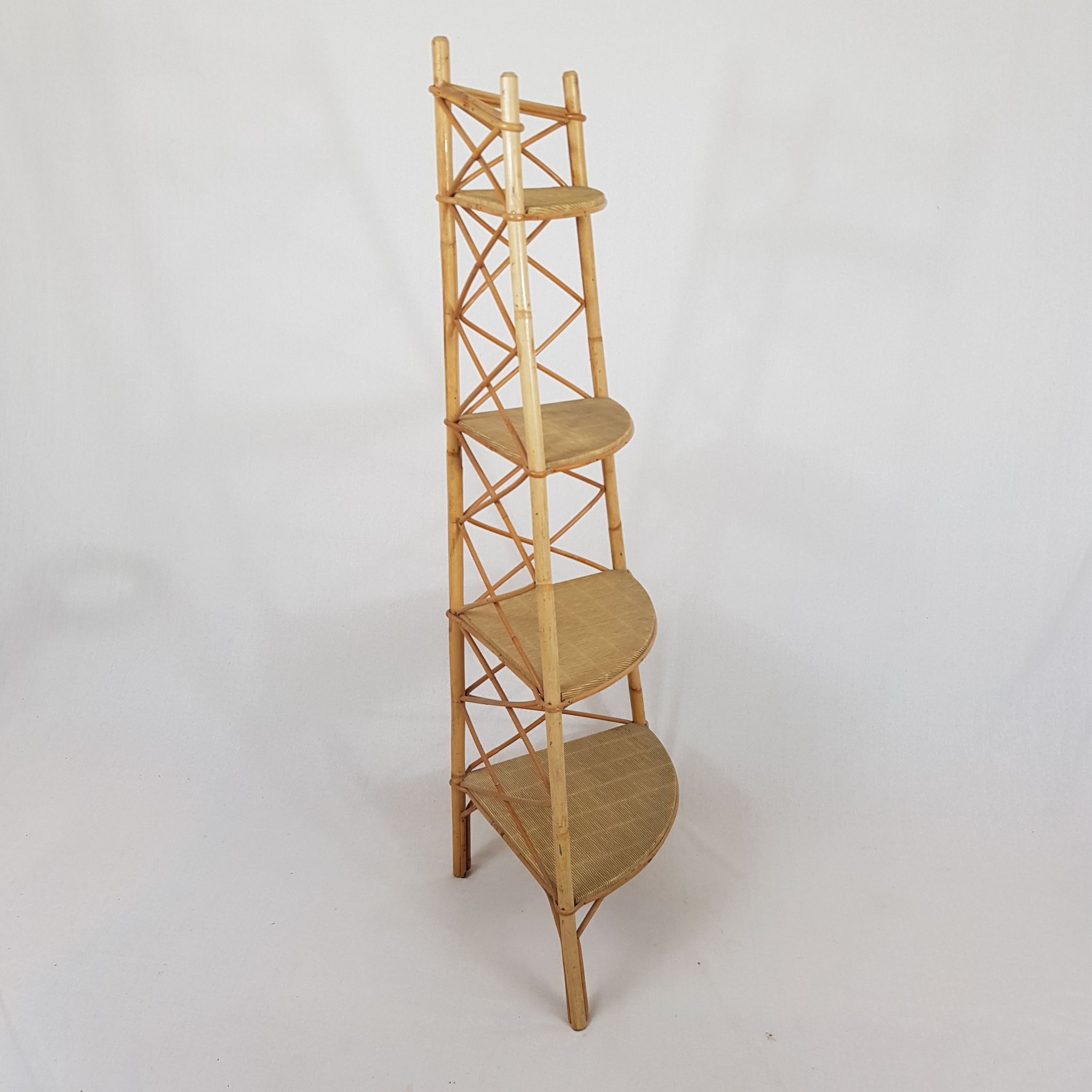 Etagere d'angle en rotin