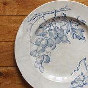 Plat rond en terre de fer décor de vignes et raisins, fin XIXe début XXe
