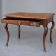 Bureau en noyer d'époque Louis XV à pied biche