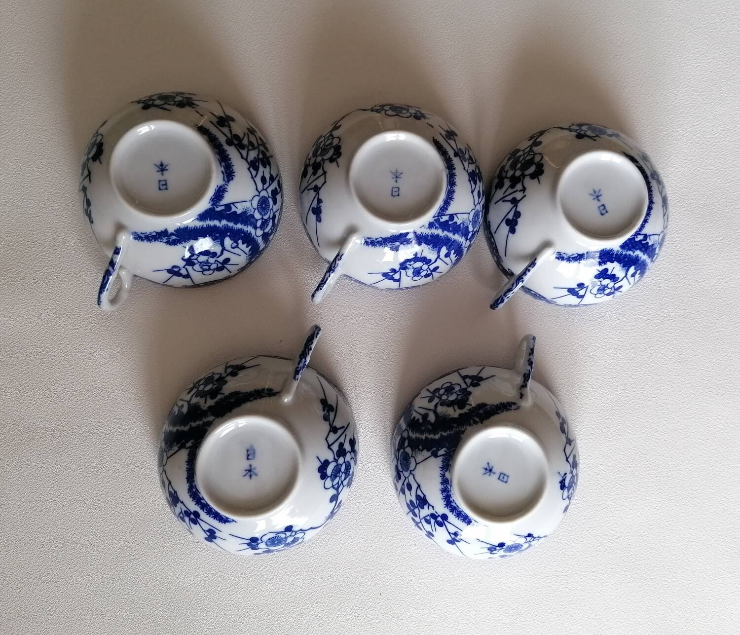 5 white and blue Japanese porcelain tea cups
