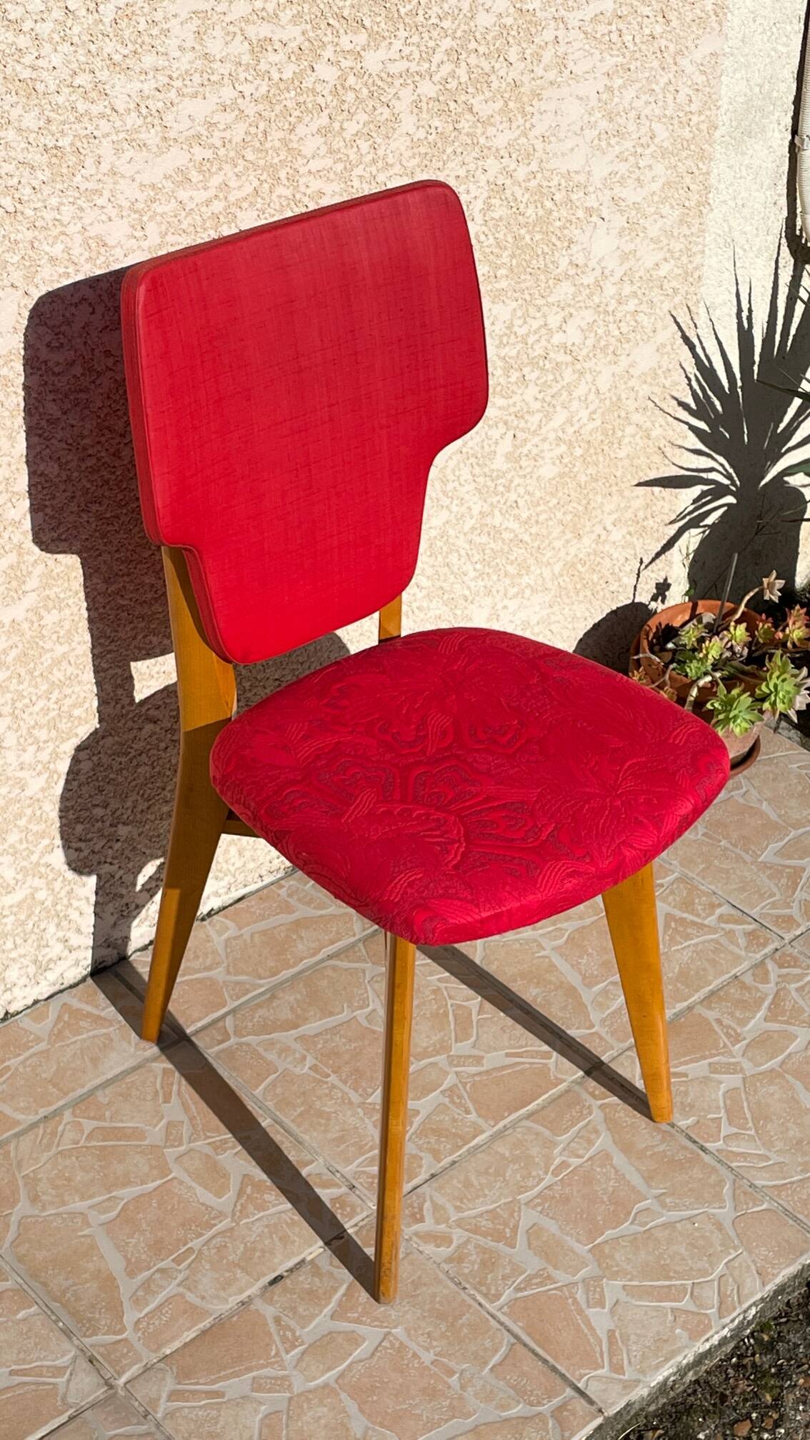 Chaise rétro vintage rouge graphique