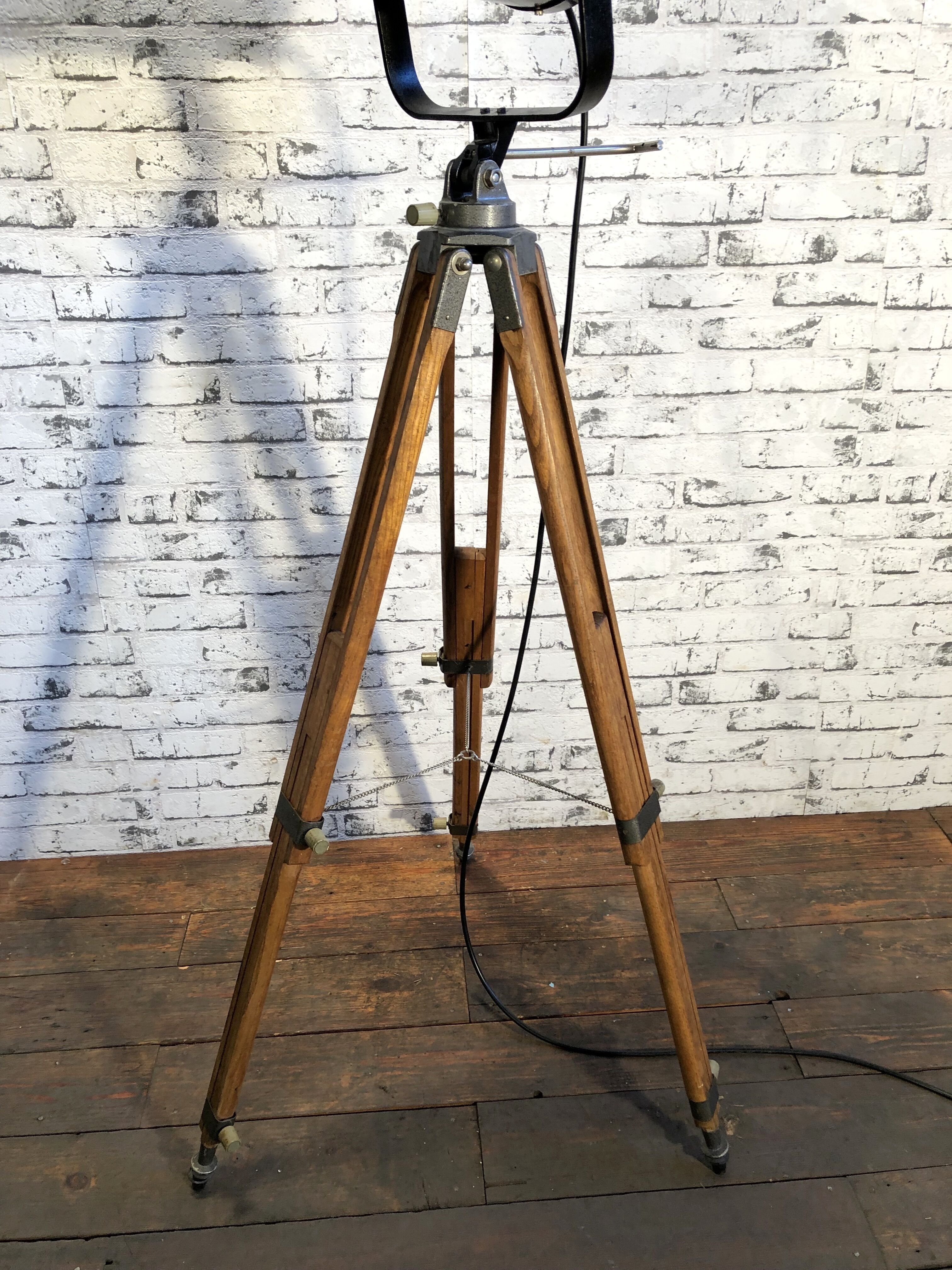 Projecteur de théâtre sur trépied vintage, années 1960