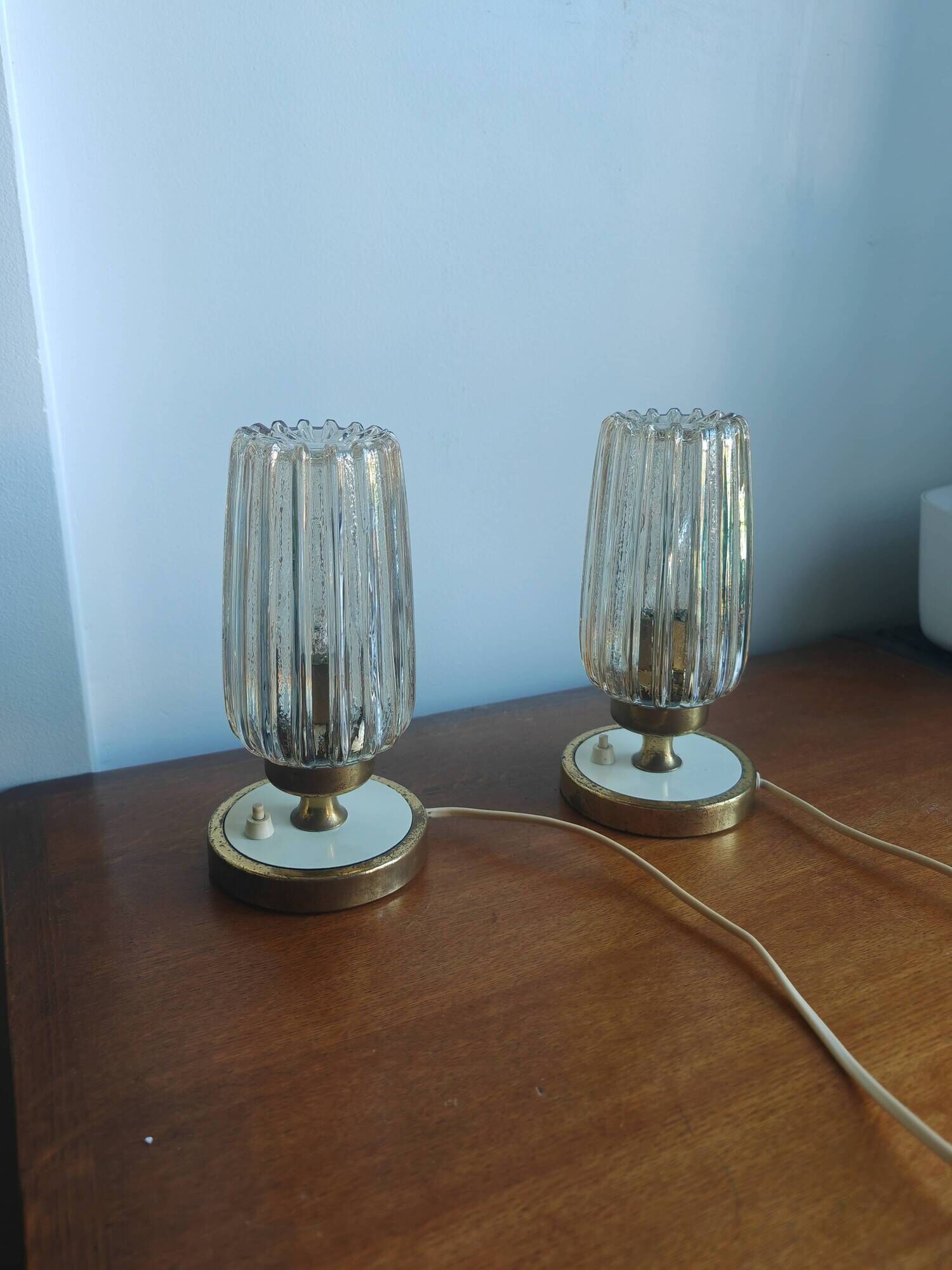 Pair of vintage 70s bedside lamps – Brushed brass, enamel & ribbed glass