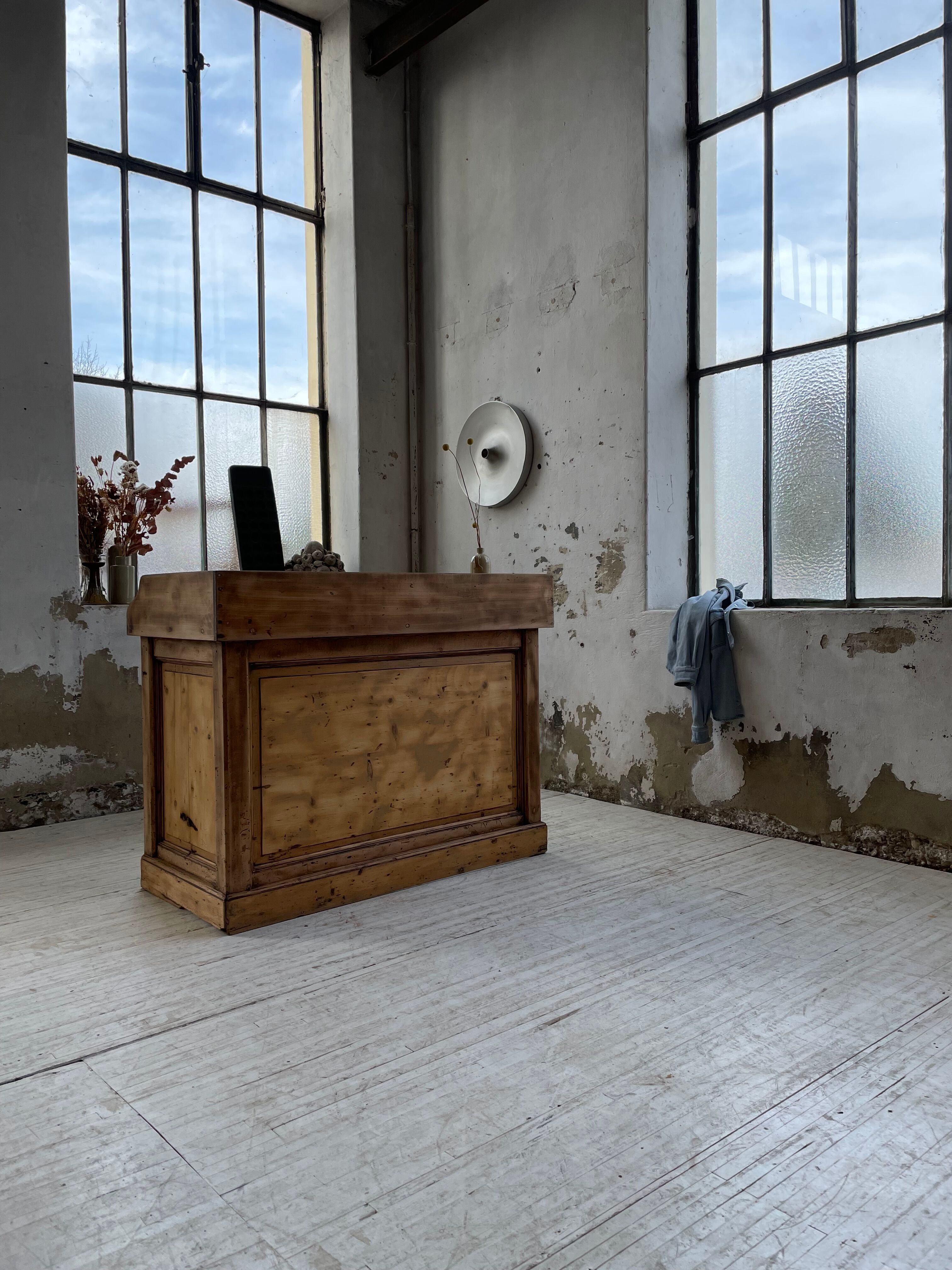 Trading counter central island pine