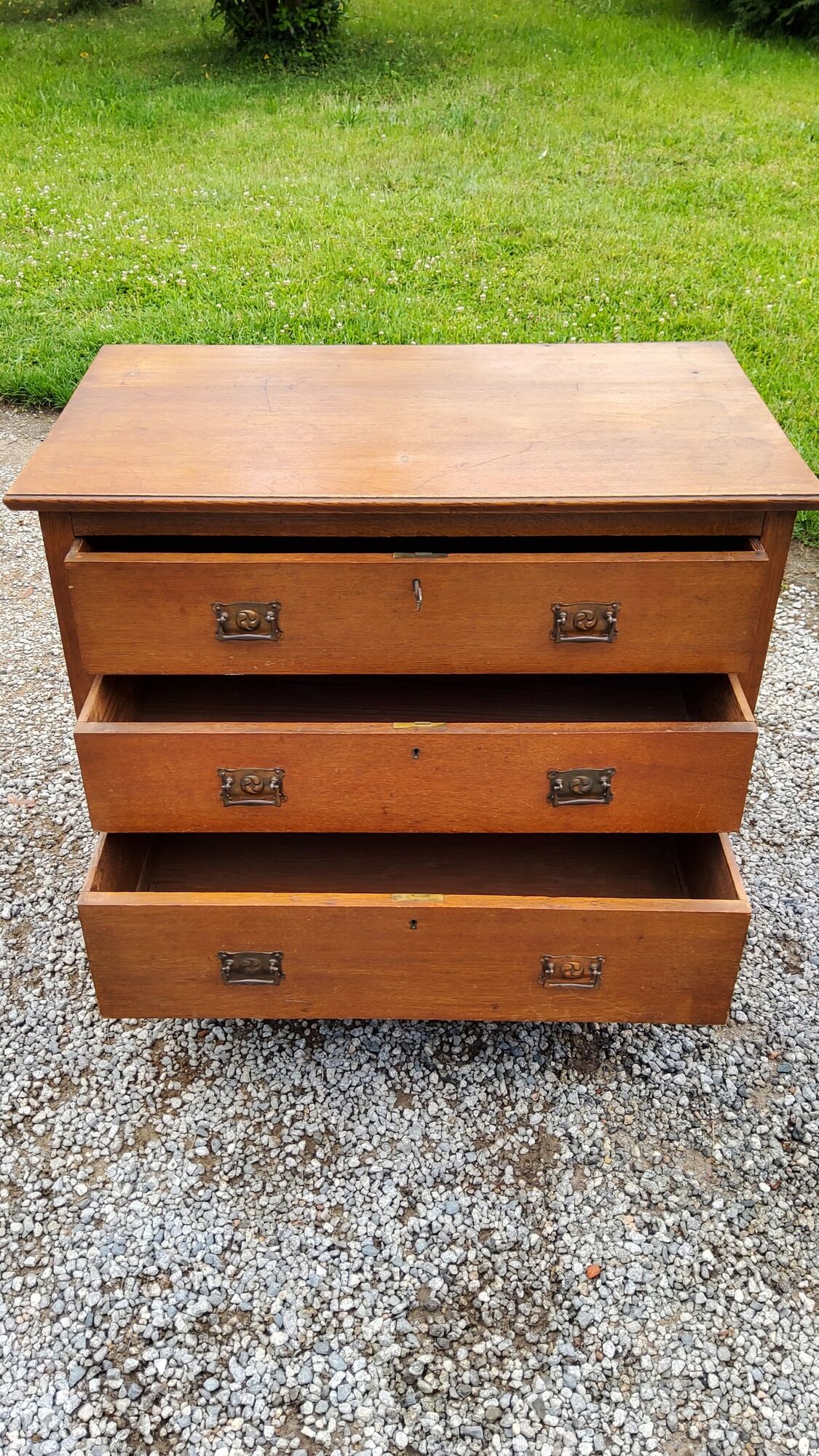 Commode des années 50 en chêne massif 3 tiroirs  pieds coniques
