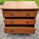 Commode des années 50 en chêne massif 3 tiroirs  pieds coniques