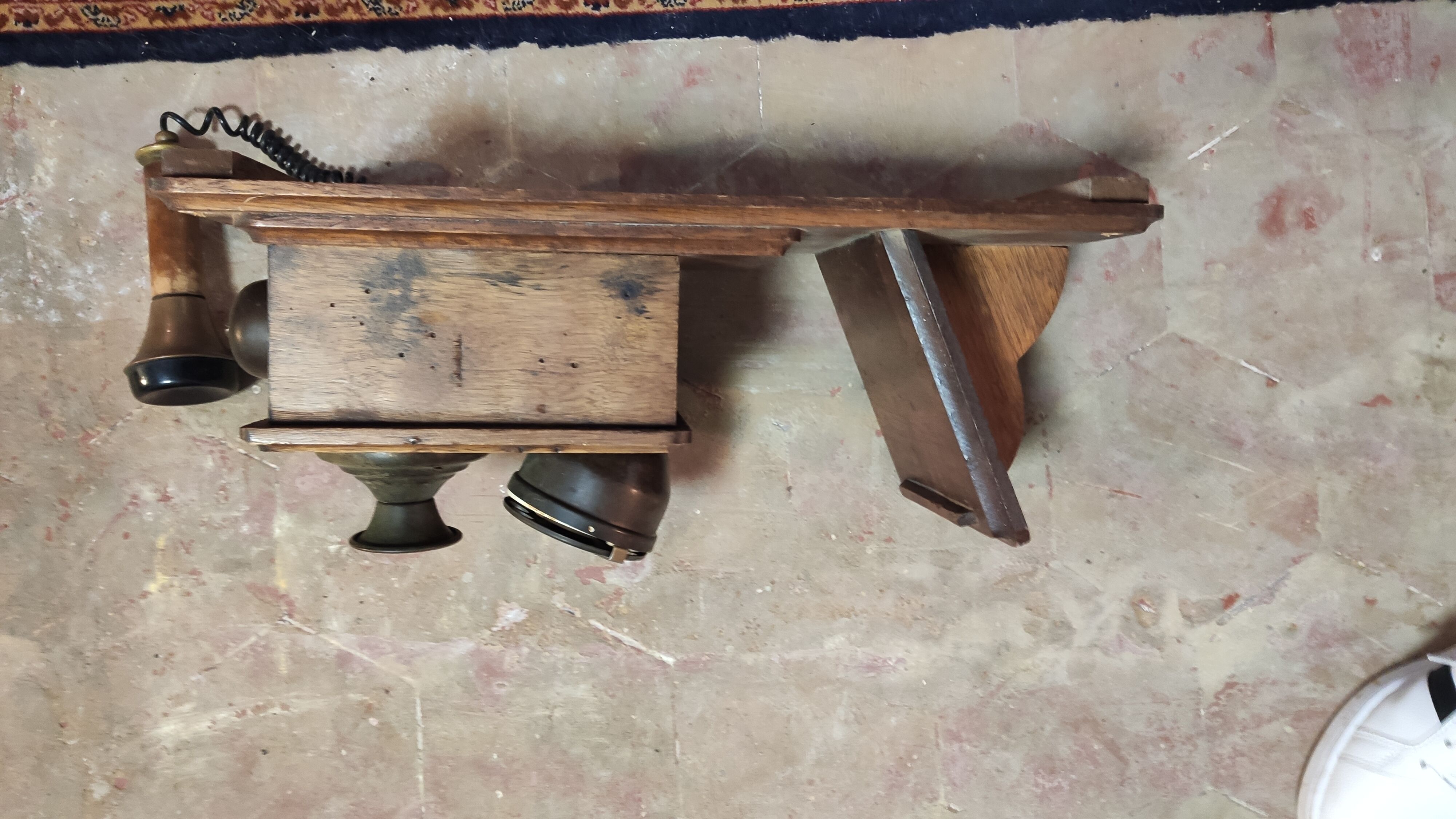 Téléphone décoratif en bois et laiton
