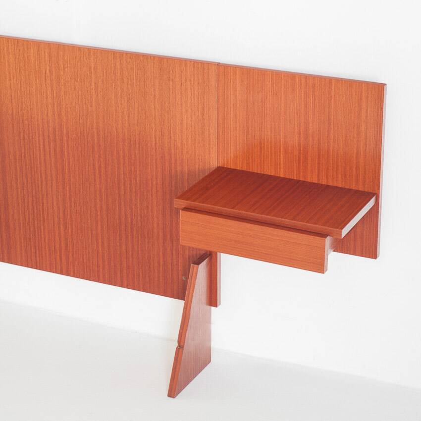 Tête de lit vintage de style scandinave. Deux tables intégrées. France, années 1970.