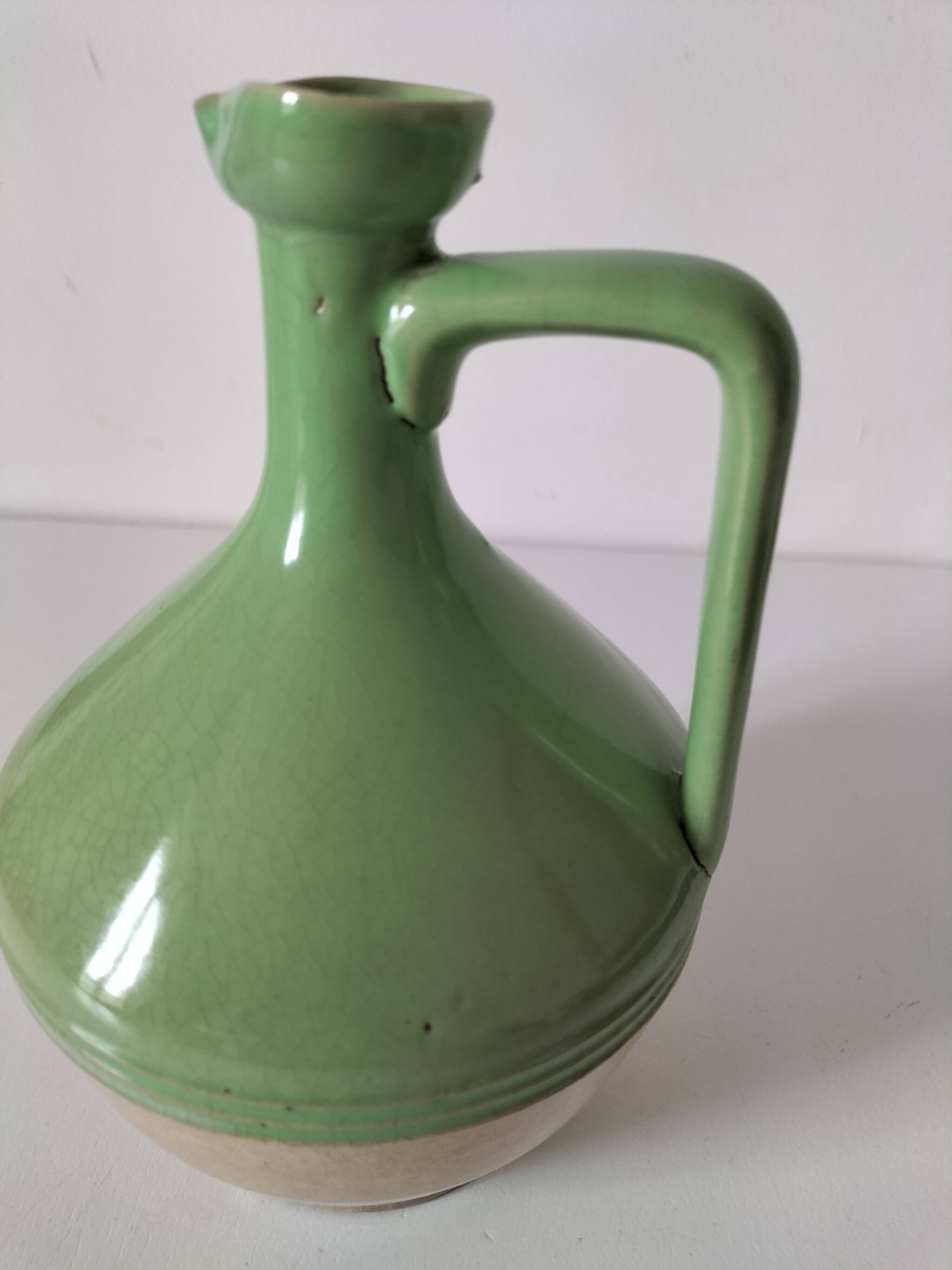 Cruche en terre vernissée verte artisanale vintage