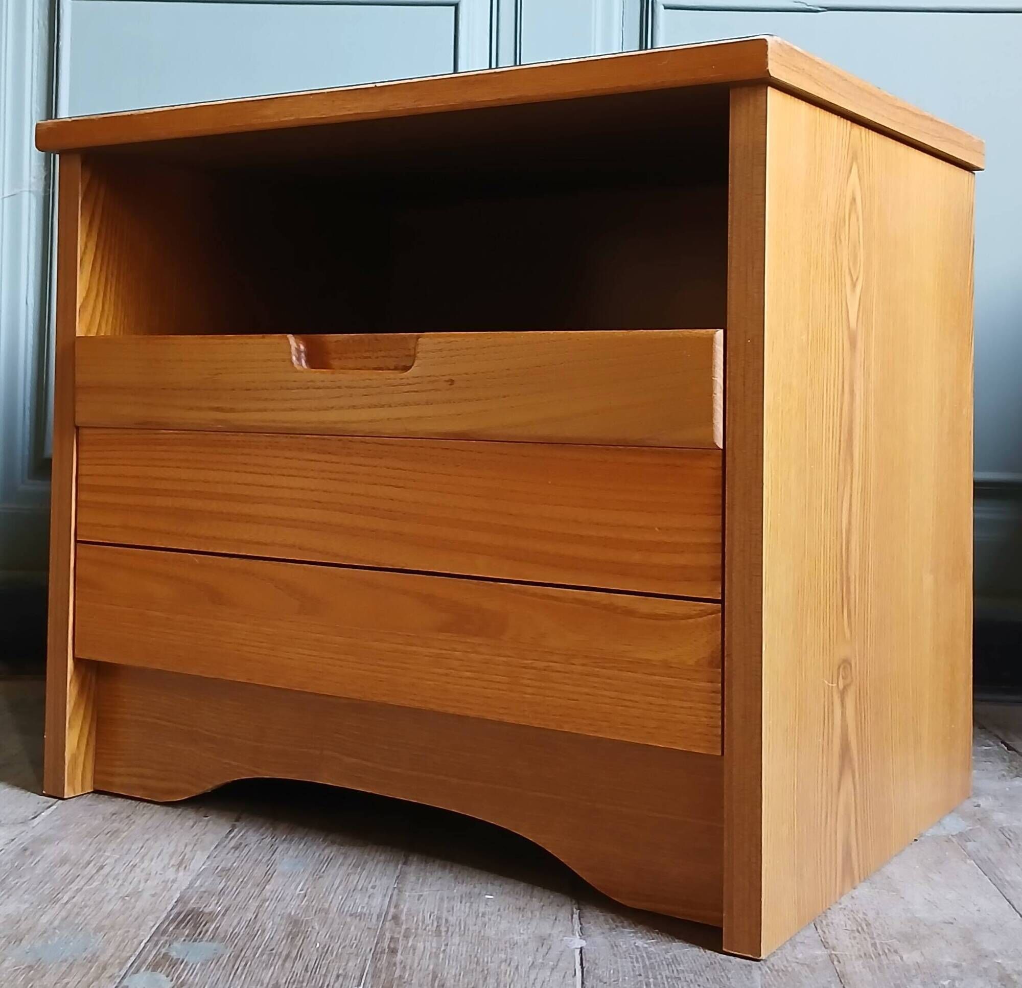 Brutalist bedside table in elm & laminate simat (doubinski brothers). 80's