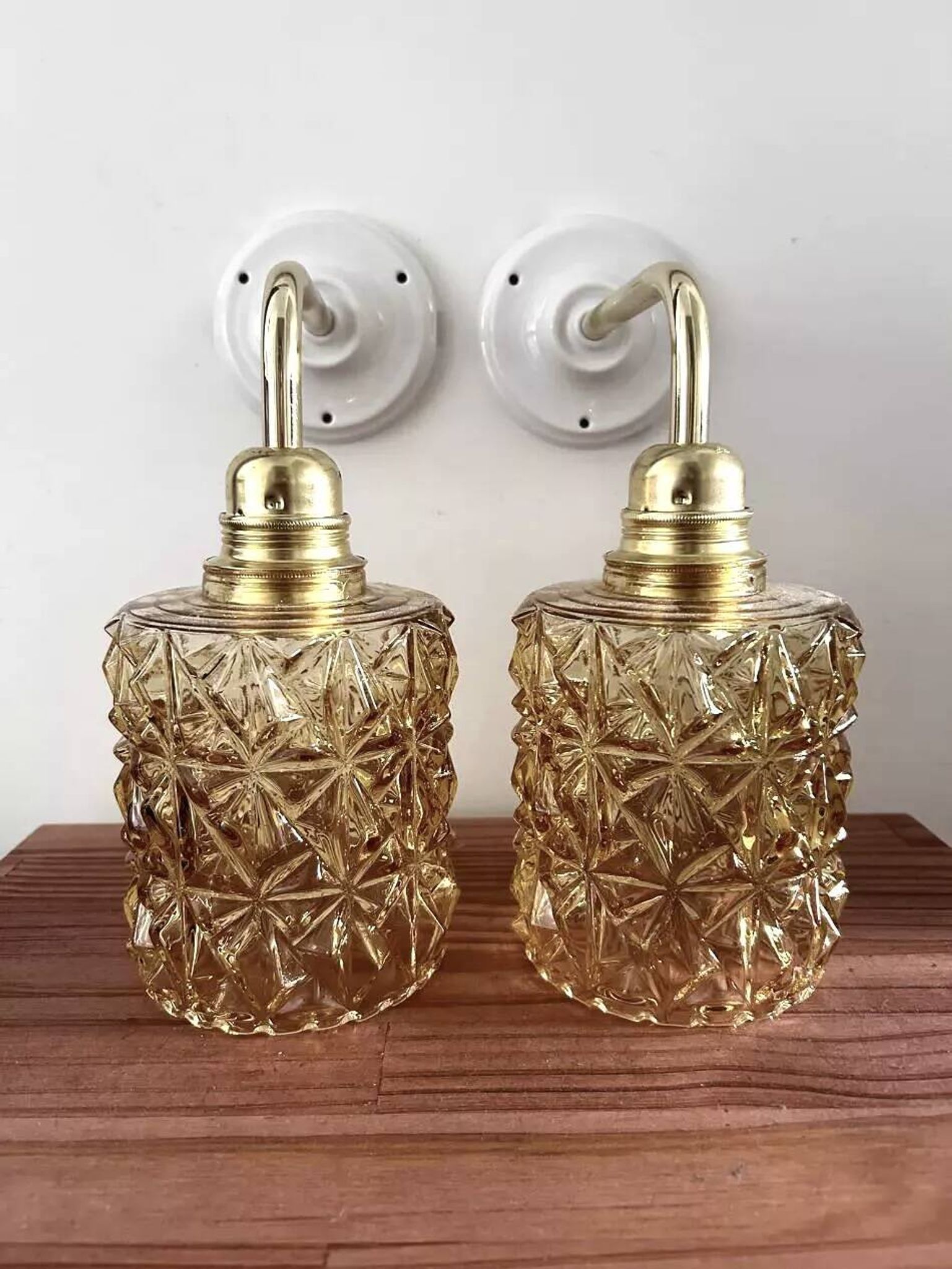 Paire d’appliques murales en verre doré