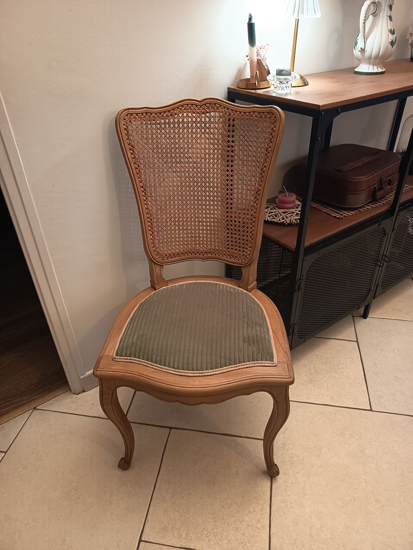Chaise en bois, cannage et velours côtelé