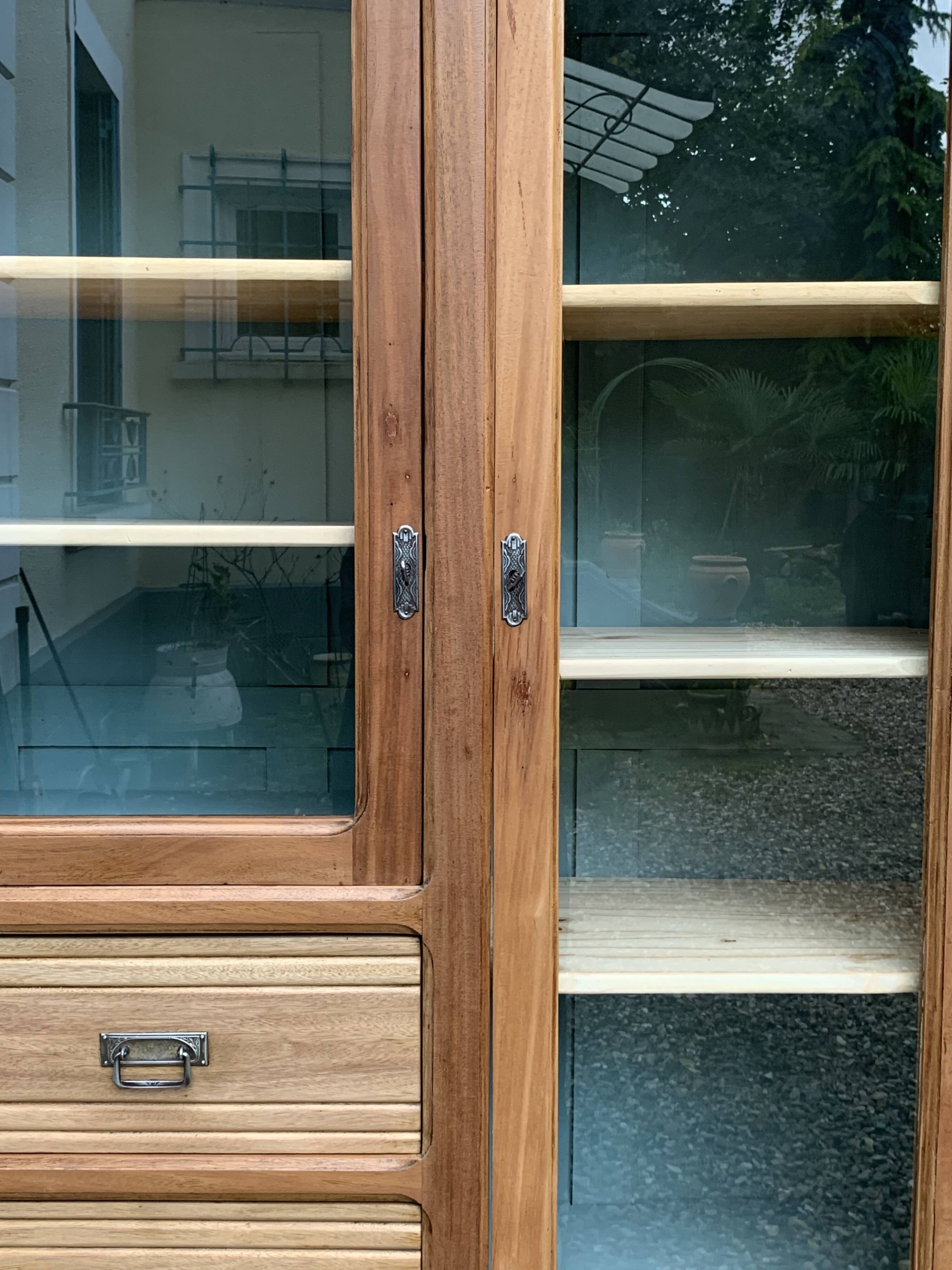 Armoire parisienne d’hôtel vitrée bois brut 1930