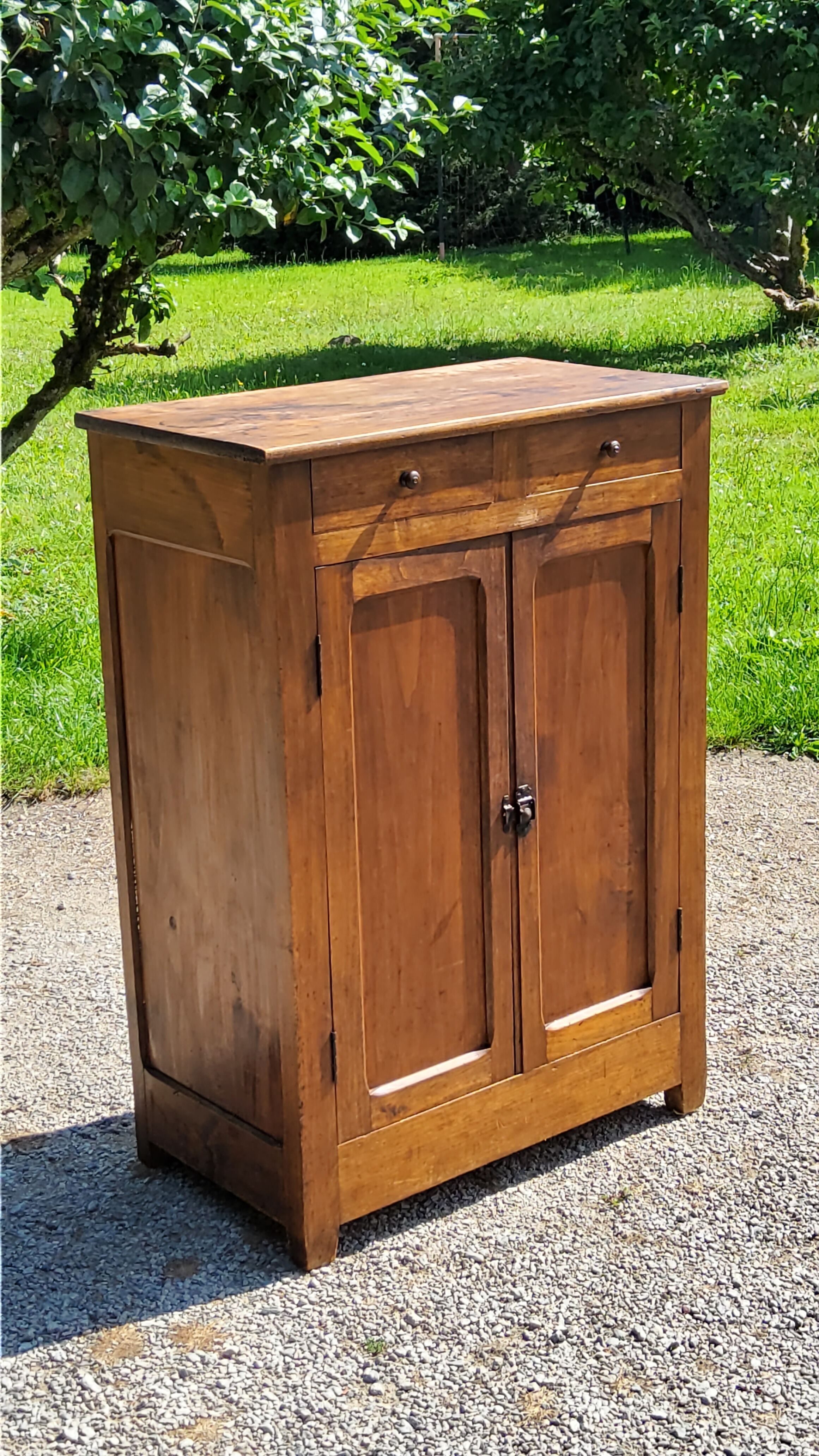Buffet parisien à hauteur d’appui en peuplier 2 portes 2 tiroirs des années 20