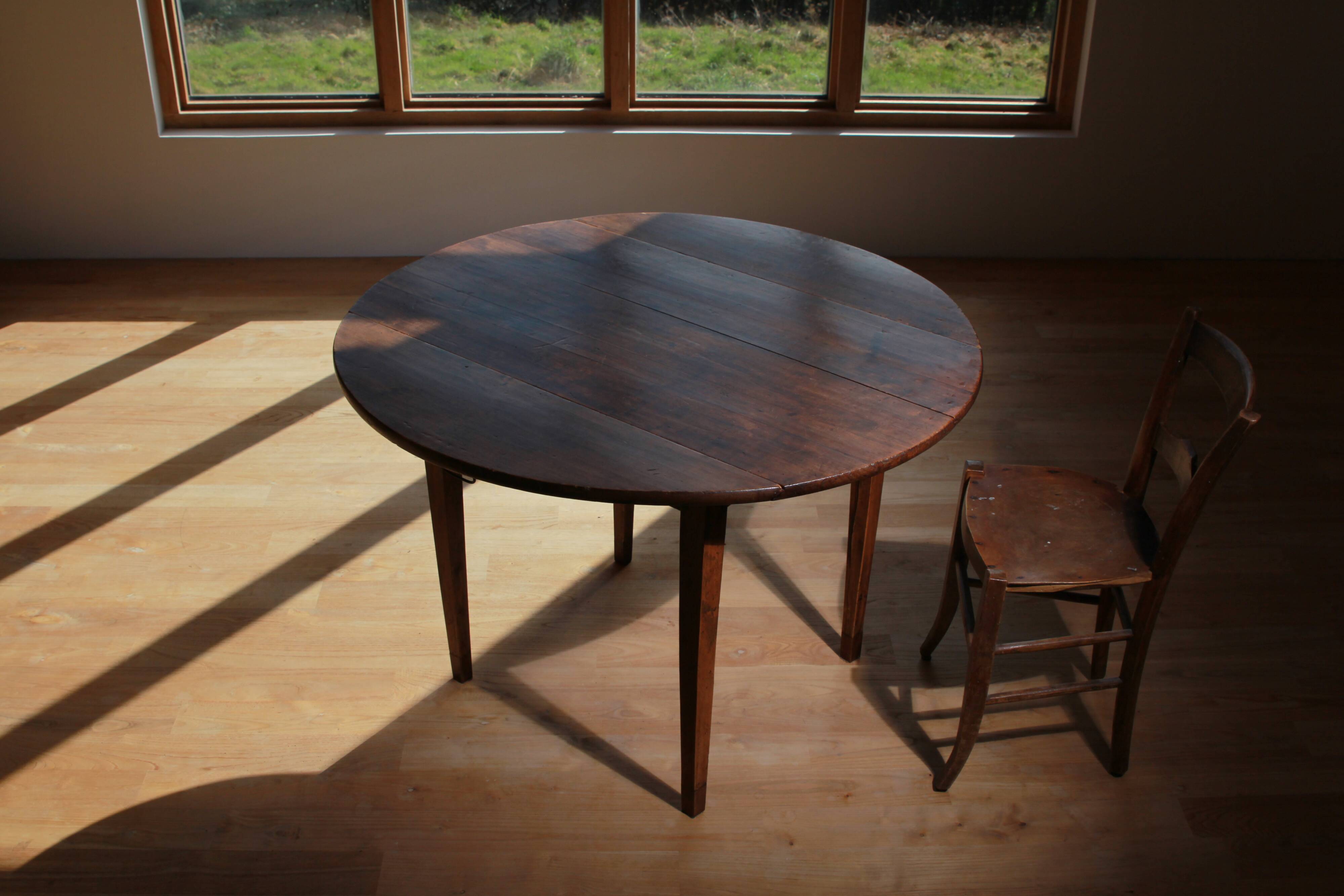 Round table in raw wood