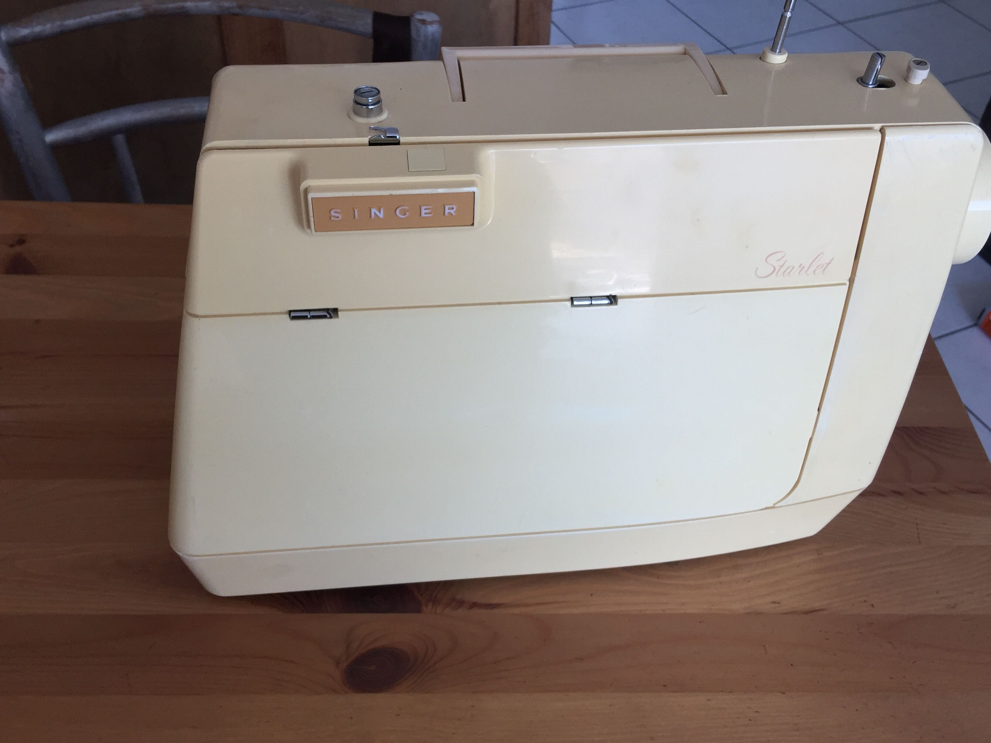 Machine à coudre Singer Starlet 354 année 1975