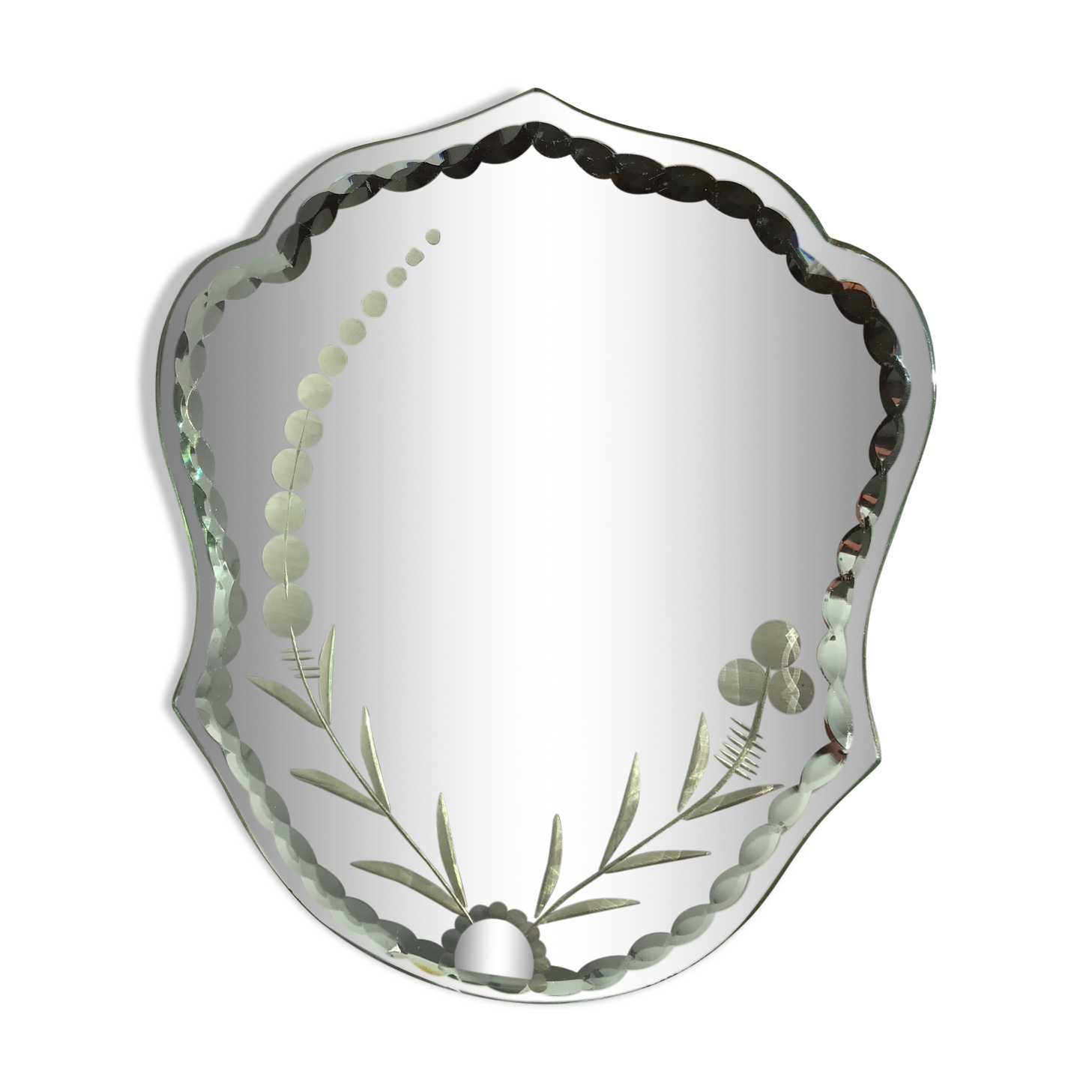 Bevelled mirror engraved under vase or bottle