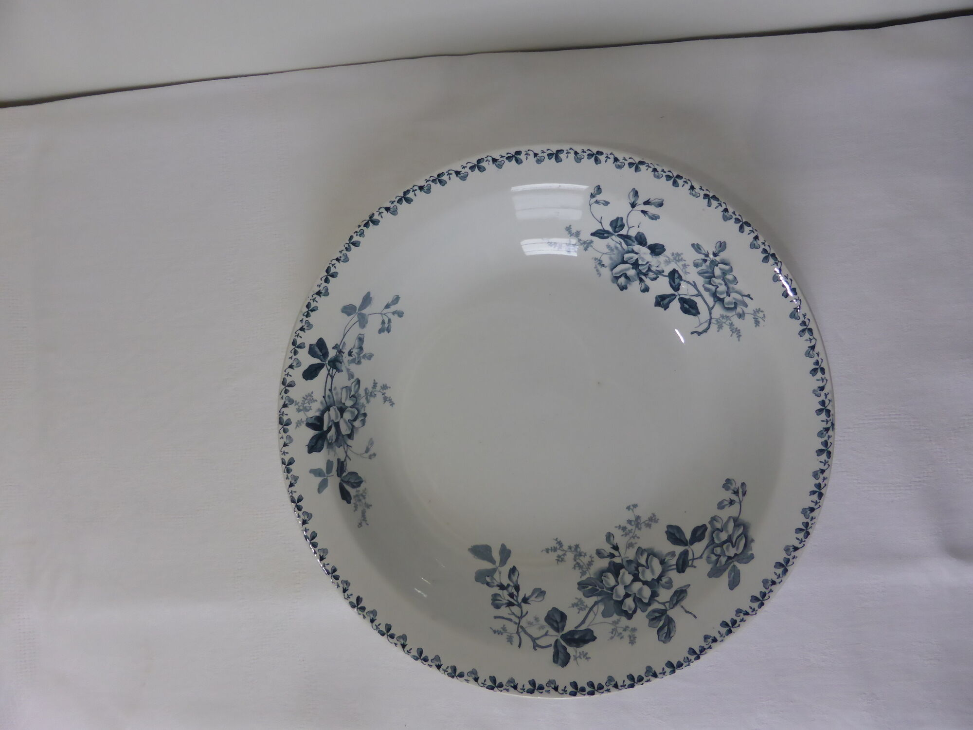 Round and hollow service dish in St Amand iron earth and Hamage model Acacia