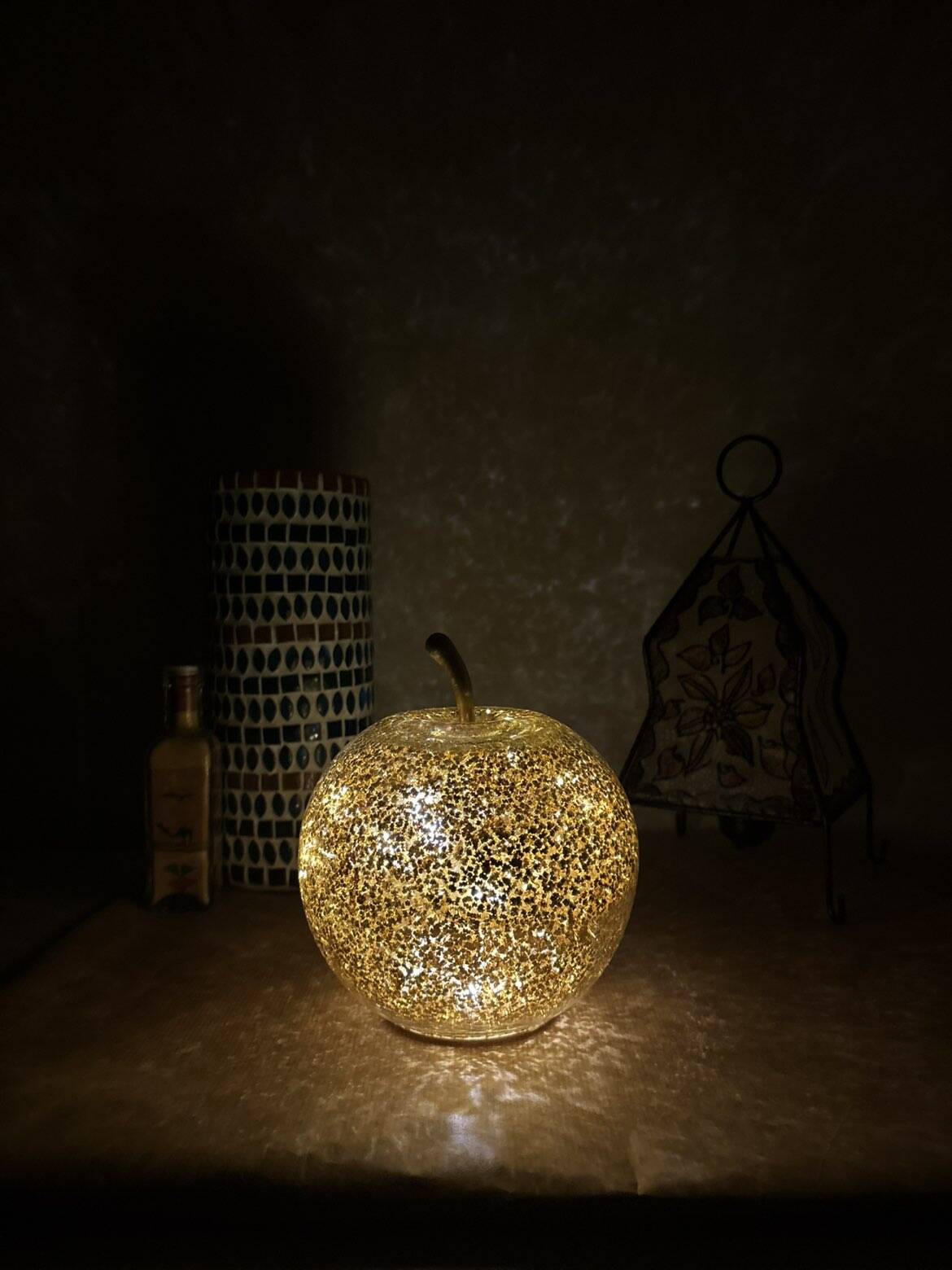 Lampe pomme en verre doré pailleté – vintage