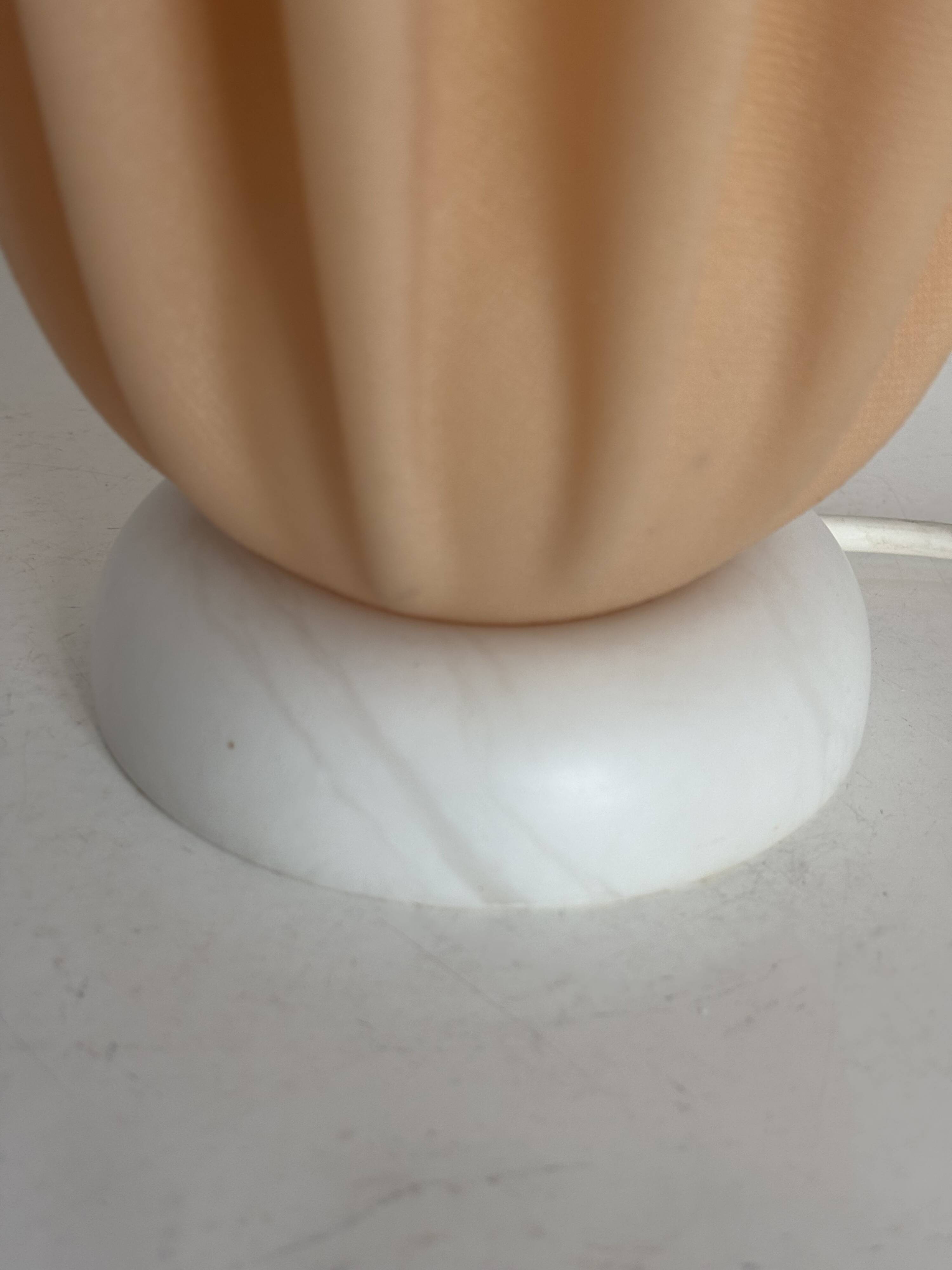Lampe  vintage 1970 Athéna Georgia Jacob drapée saumonée - 50 cm