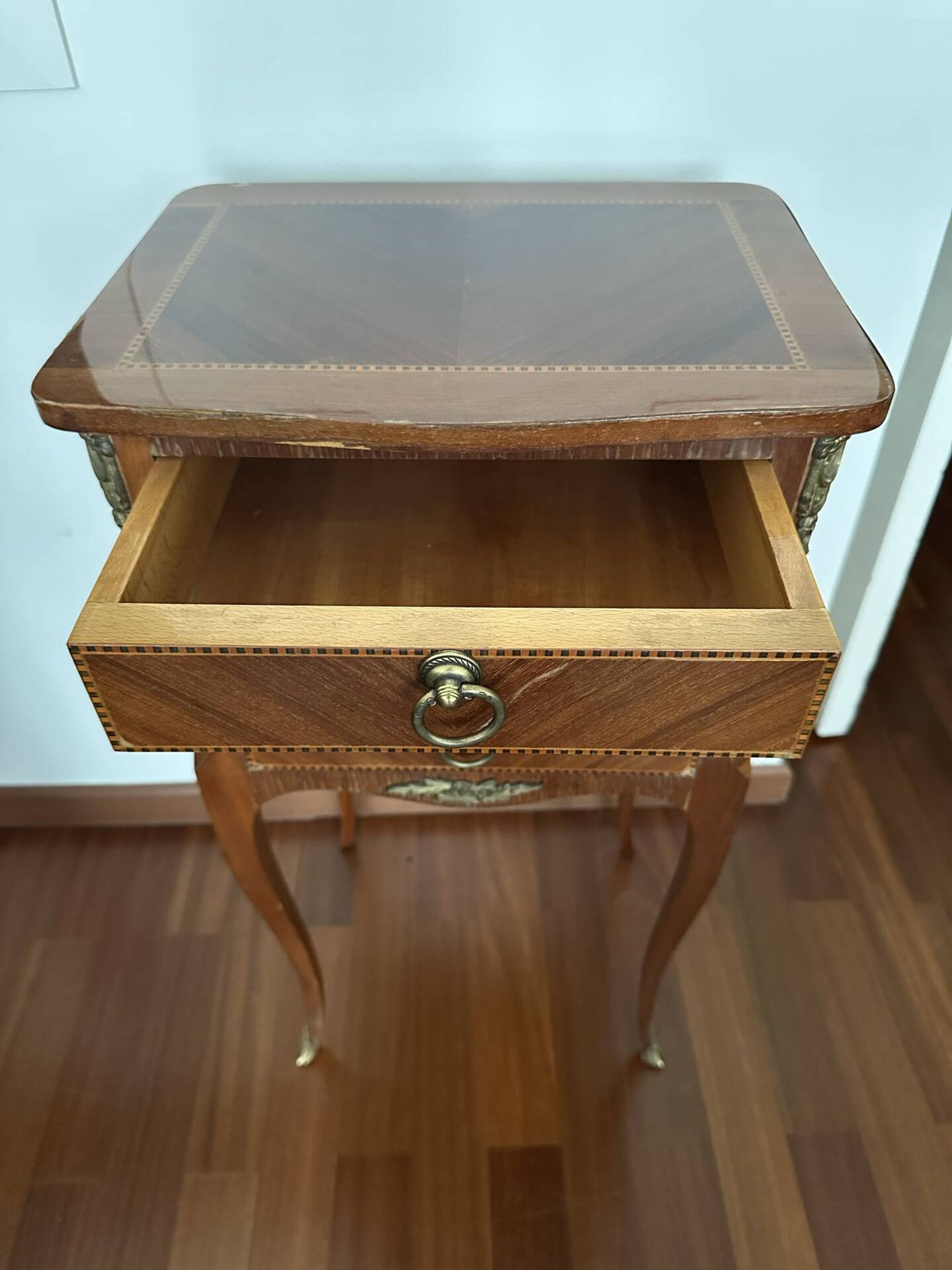 Petite table de chevet en marqueterie de style Louis XV