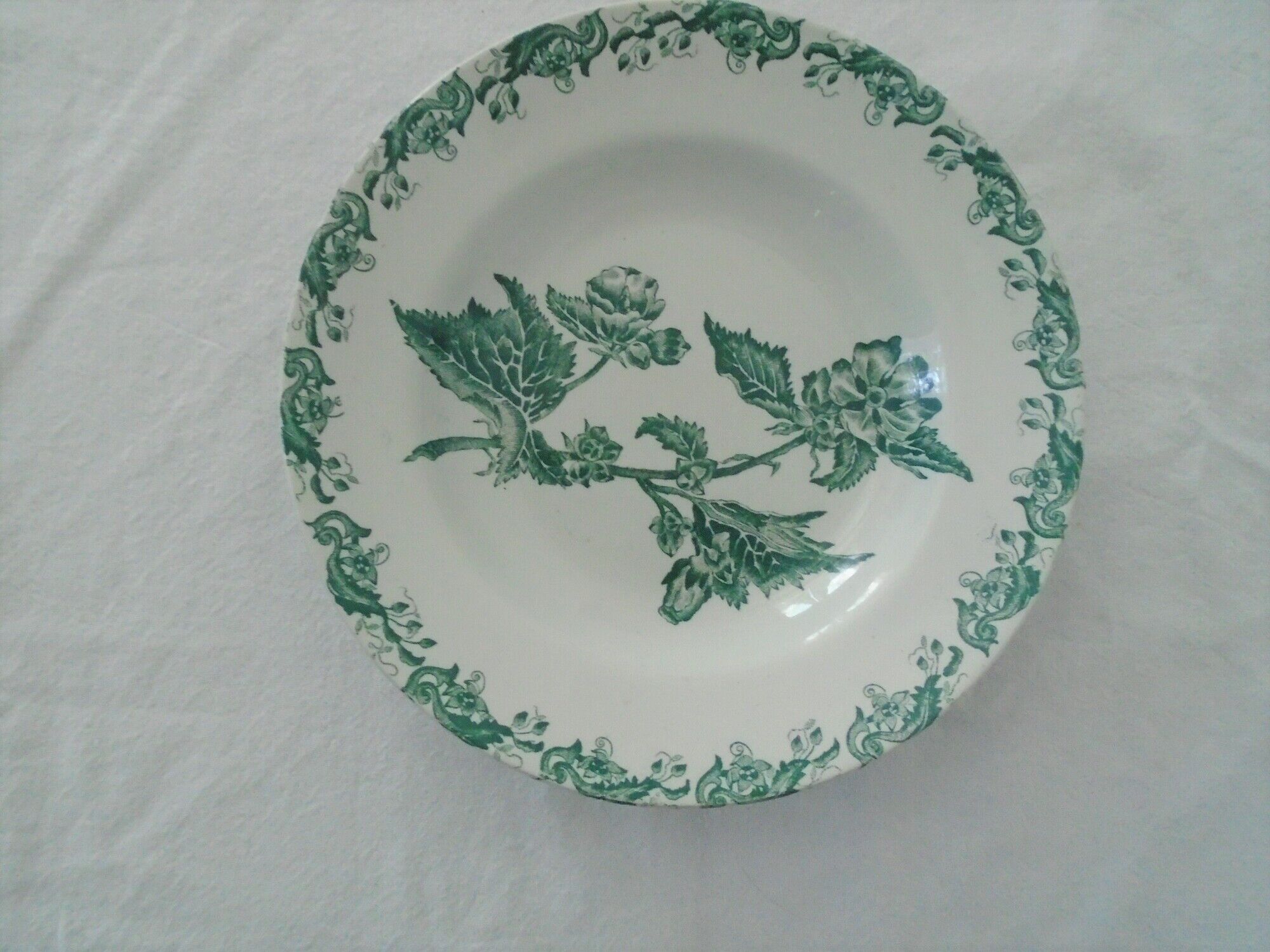 Plate saint amand green décor richelieu flower al . mb faience france