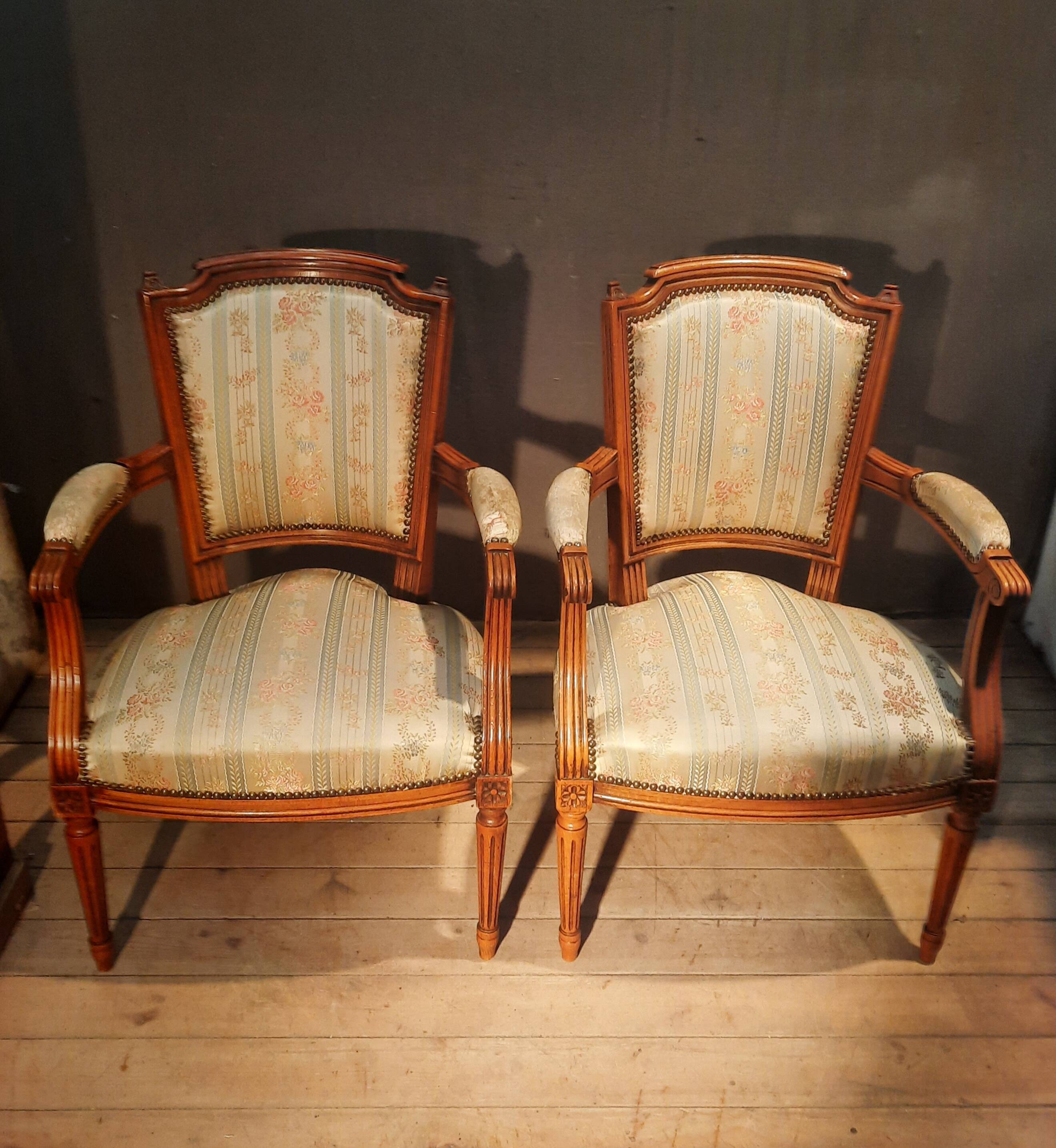 Paire de fauteuil tapissés style Louis XVI
