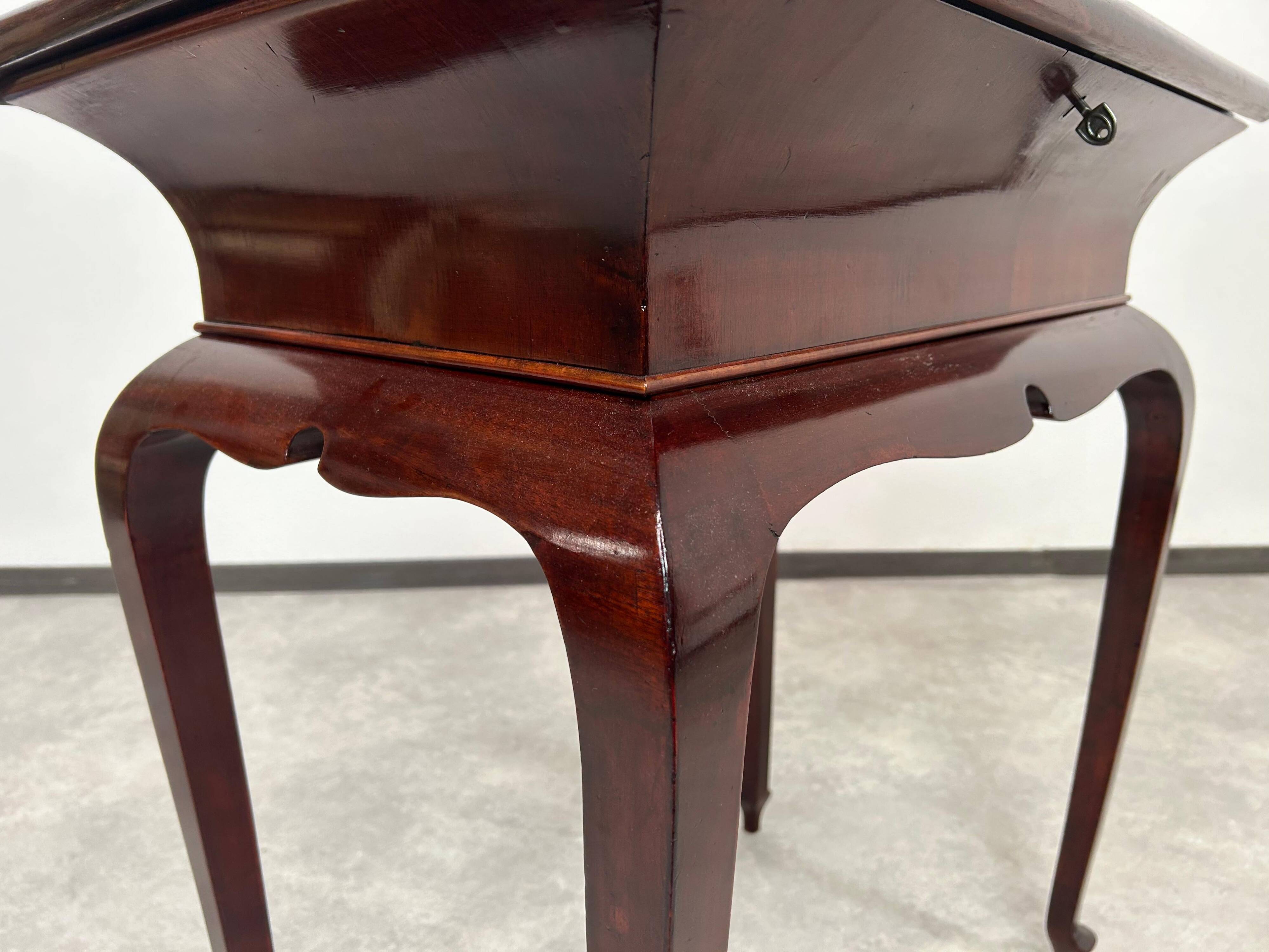 Art Deco display table in mahogany