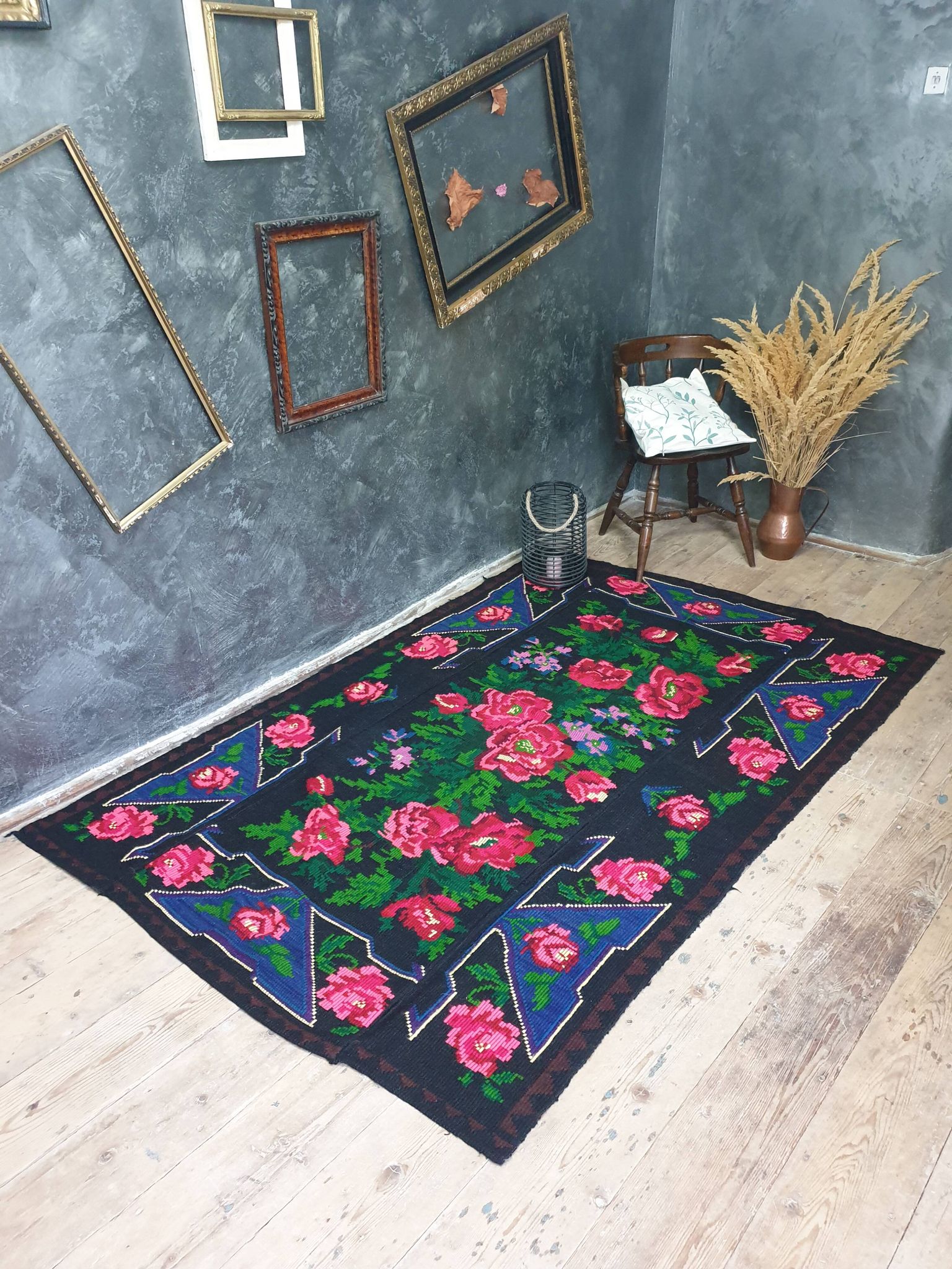 Tapis en laine florale tissée à la main fond noir avec roses roses