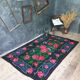 Tapis en laine florale tissée à la main fond noir avec roses roses
